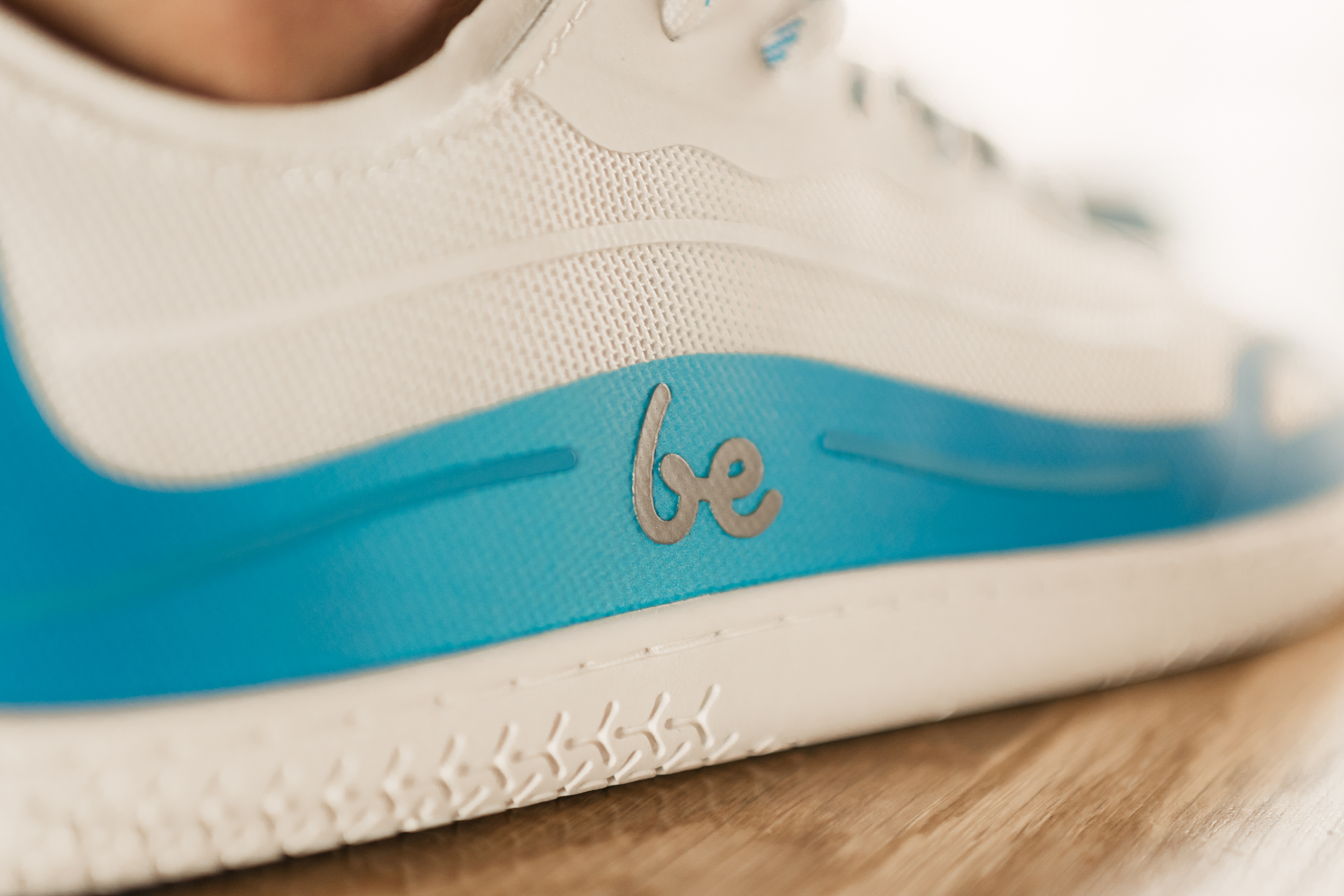 Barfuß Sneakers Be Lenka Velocity - Blue.




extrem leichte Schuhe für alle Bewegungsliebhabergenähte ActiveGrip Neo-Laufsohle für eine längere Lebensdauer des Schuhsstylisches 3D Be Lenka-Logo auf dem Obermaterialpraktische Handschlaufe, um dieses Modell am Rucksack zu befestigen weiches und angenehmes Innenfutterantibakterielle, feuchtigkeitsableitende Einlegesohlediese Schuhe sind nicht für intensive sportliche Aktivitäten, z.

Vorteile von Barfußschuhen:
perfekte Nachahmung des Barfußlaufensdie anatomische Form des Schuhs bietet viel Platz für die Zehendie Zero Drop Sohle sorgt dafür, dass Ferse und Zehen in einer Linie bleiben und eine korrekte Haltung eingenommen wirddie stimulierende 5mm dicke Sohle aktiviert die Nervenenden des Fußesflexible Materialien sorgen für eine bessere Funktion der Muskeln und Sehnen des FußesLeichtigkeit des Schuhs als Vorbeugung gegen Fußermüdung
Typ: Straßenschuhe