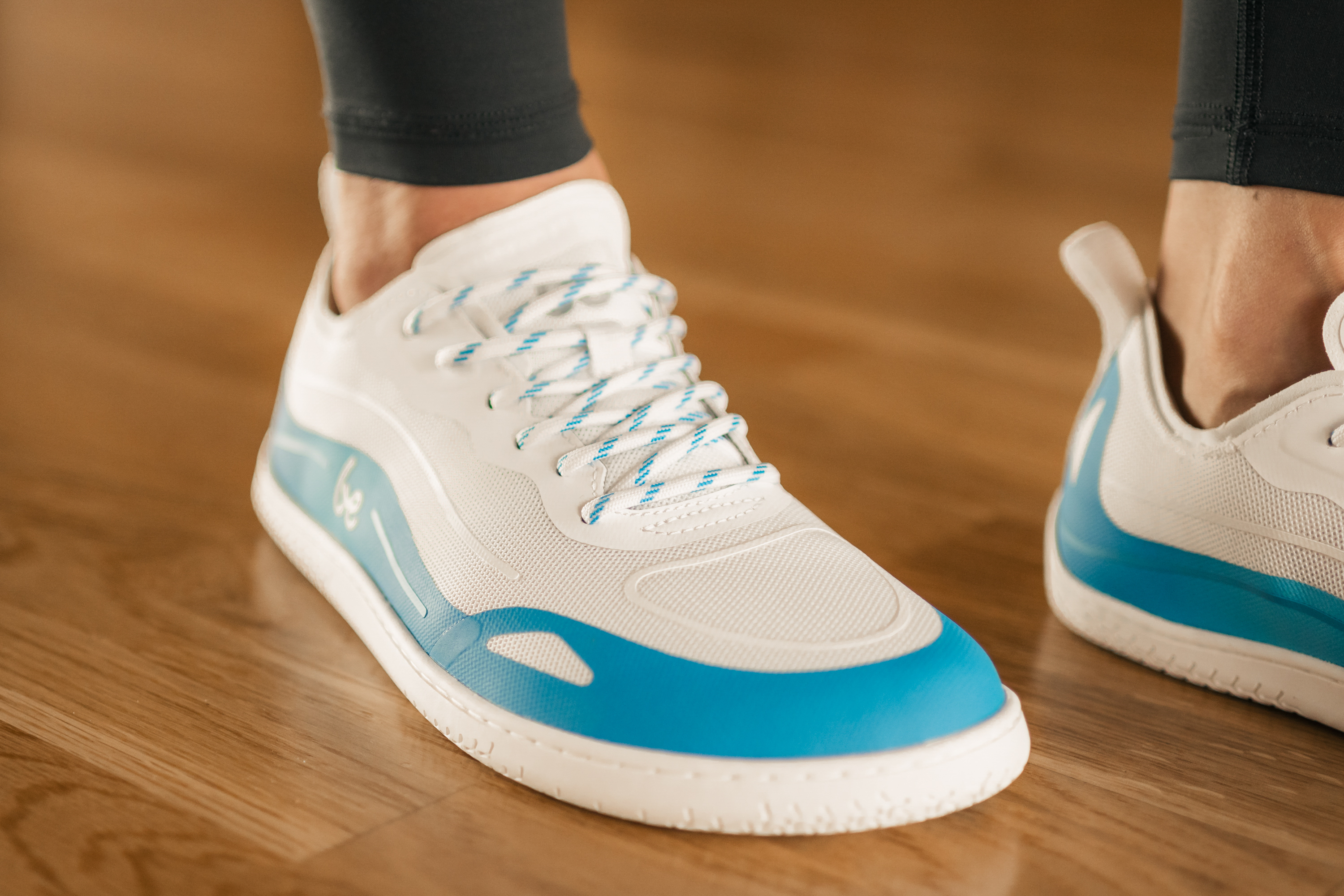 Barfuß Sneakers Be Lenka Velocity - Blue.




extrem leichte Schuhe für alle Bewegungsliebhabergenähte ActiveGrip Neo-Laufsohle für eine längere Lebensdauer des Schuhsstylisches 3D Be Lenka-Logo auf dem Obermaterialpraktische Handschlaufe, um dieses Modell am Rucksack zu befestigen weiches und angenehmes Innenfutterantibakterielle, feuchtigkeitsableitende Einlegesohlediese Schuhe sind nicht für intensive sportliche Aktivitäten, z.

Vorteile von Barfußschuhen:
perfekte Nachahmung des Barfußlaufensdie anatomische Form des Schuhs bietet viel Platz für die Zehendie Zero Drop Sohle sorgt dafür, dass Ferse und Zehen in einer Linie bleiben und eine korrekte Haltung eingenommen wirddie stimulierende 5mm dicke Sohle aktiviert die Nervenenden des Fußesflexible Materialien sorgen für eine bessere Funktion der Muskeln und Sehnen des FußesLeichtigkeit des Schuhs als Vorbeugung gegen Fußermüdung
Typ: Straßenschuhe