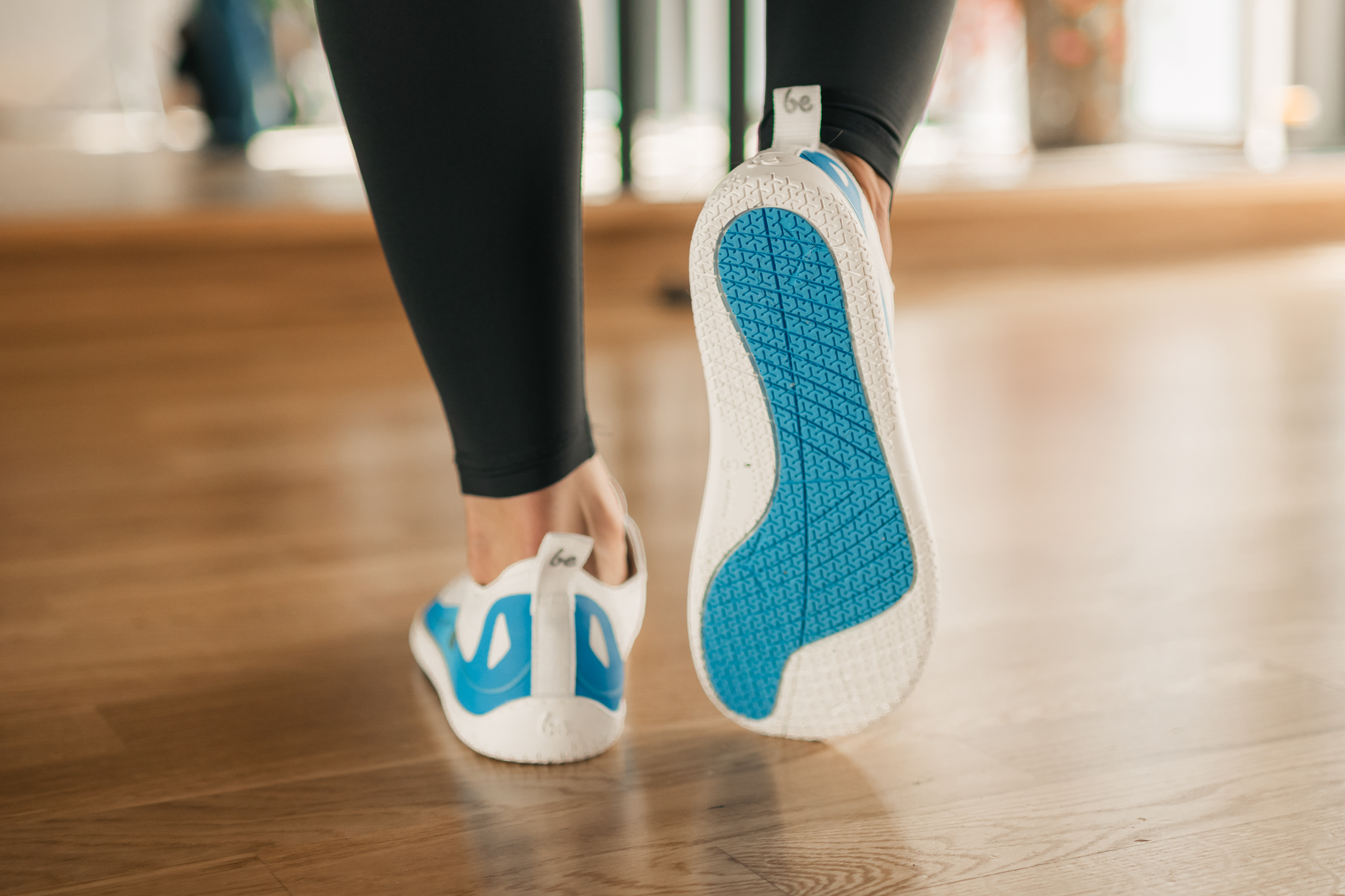 Barfuß Sneakers Be Lenka Velocity - Blue.




extrem leichte Schuhe für alle Bewegungsliebhabergenähte ActiveGrip Neo-Laufsohle für eine längere Lebensdauer des Schuhsstylisches 3D Be Lenka-Logo auf dem Obermaterialpraktische Handschlaufe, um dieses Modell am Rucksack zu befestigen weiches und angenehmes Innenfutterantibakterielle, feuchtigkeitsableitende Einlegesohlediese Schuhe sind nicht für intensive sportliche Aktivitäten, z.

Vorteile von Barfußschuhen:
perfekte Nachahmung des Barfußlaufensdie anatomische Form des Schuhs bietet viel Platz für die Zehendie Zero Drop Sohle sorgt dafür, dass Ferse und Zehen in einer Linie bleiben und eine korrekte Haltung eingenommen wirddie stimulierende 5mm dicke Sohle aktiviert die Nervenenden des Fußesflexible Materialien sorgen für eine bessere Funktion der Muskeln und Sehnen des FußesLeichtigkeit des Schuhs als Vorbeugung gegen Fußermüdung
Typ: Straßenschuhe