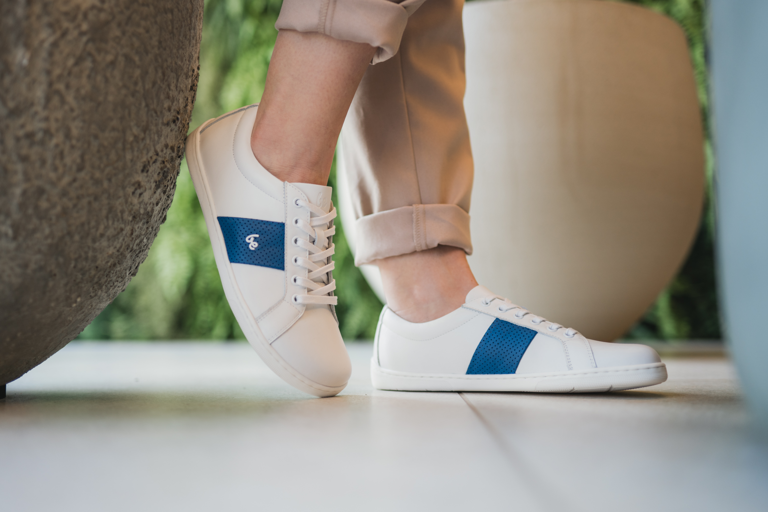 Barfuß Sneakers Be Lenka Elite - White & Dark Blue.
leicht kombinierbare Sneaker für die Stadthergestellt aus hochwertigem NappalederGrip für die ganztägige Bewegung in Barfußschuhenmit Liebe zum Detail handgefertigtBelebende Elemente in Form eines stylischen Riemens und eines metallischen 