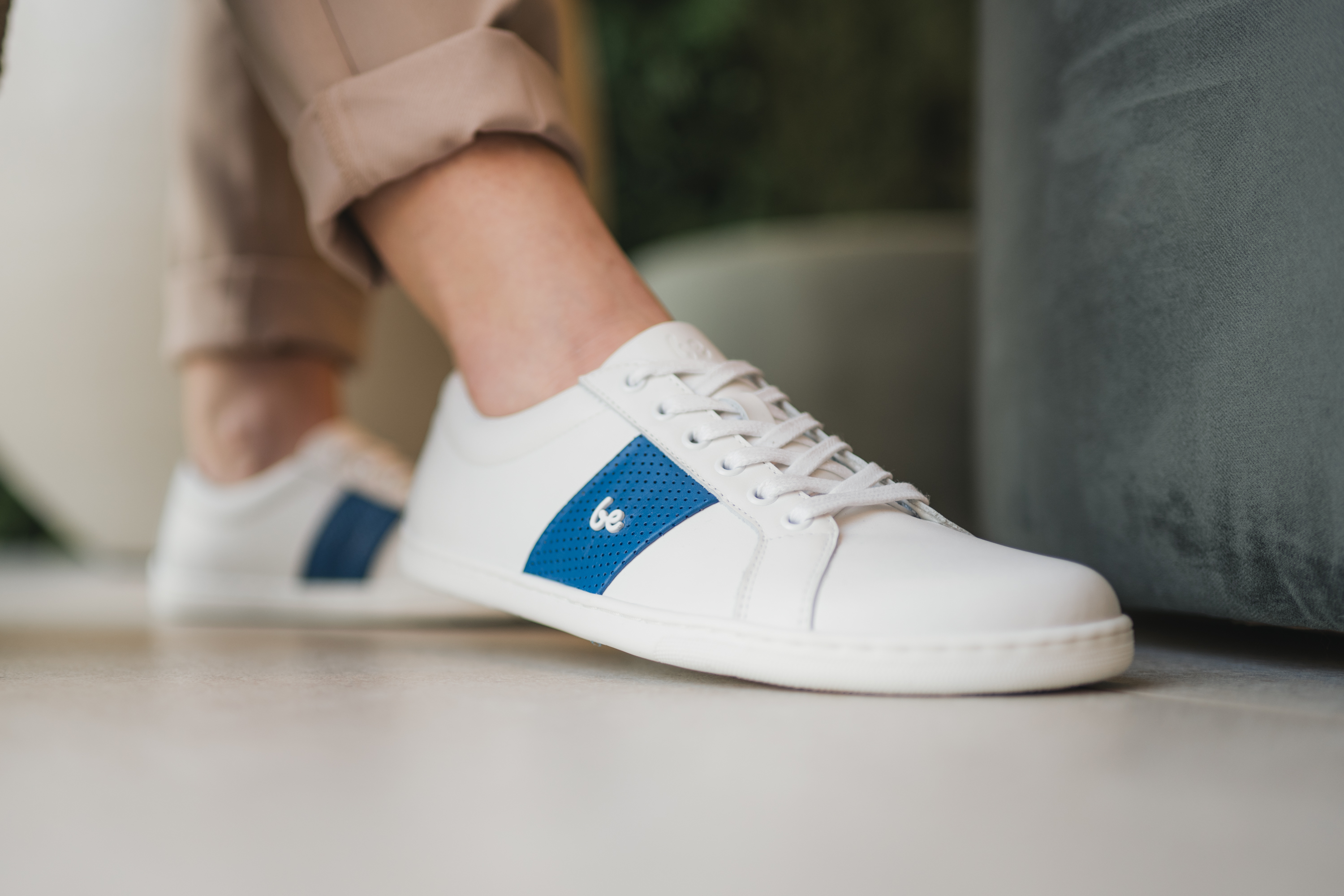 Barfuß Sneakers Be Lenka Elite - White & Dark Blue.
leicht kombinierbare Sneaker für die Stadthergestellt aus hochwertigem NappalederGrip für die ganztägige Bewegung in Barfußschuhenmit Liebe zum Detail handgefertigtBelebende Elemente in Form eines stylischen Riemens und eines metallischen 