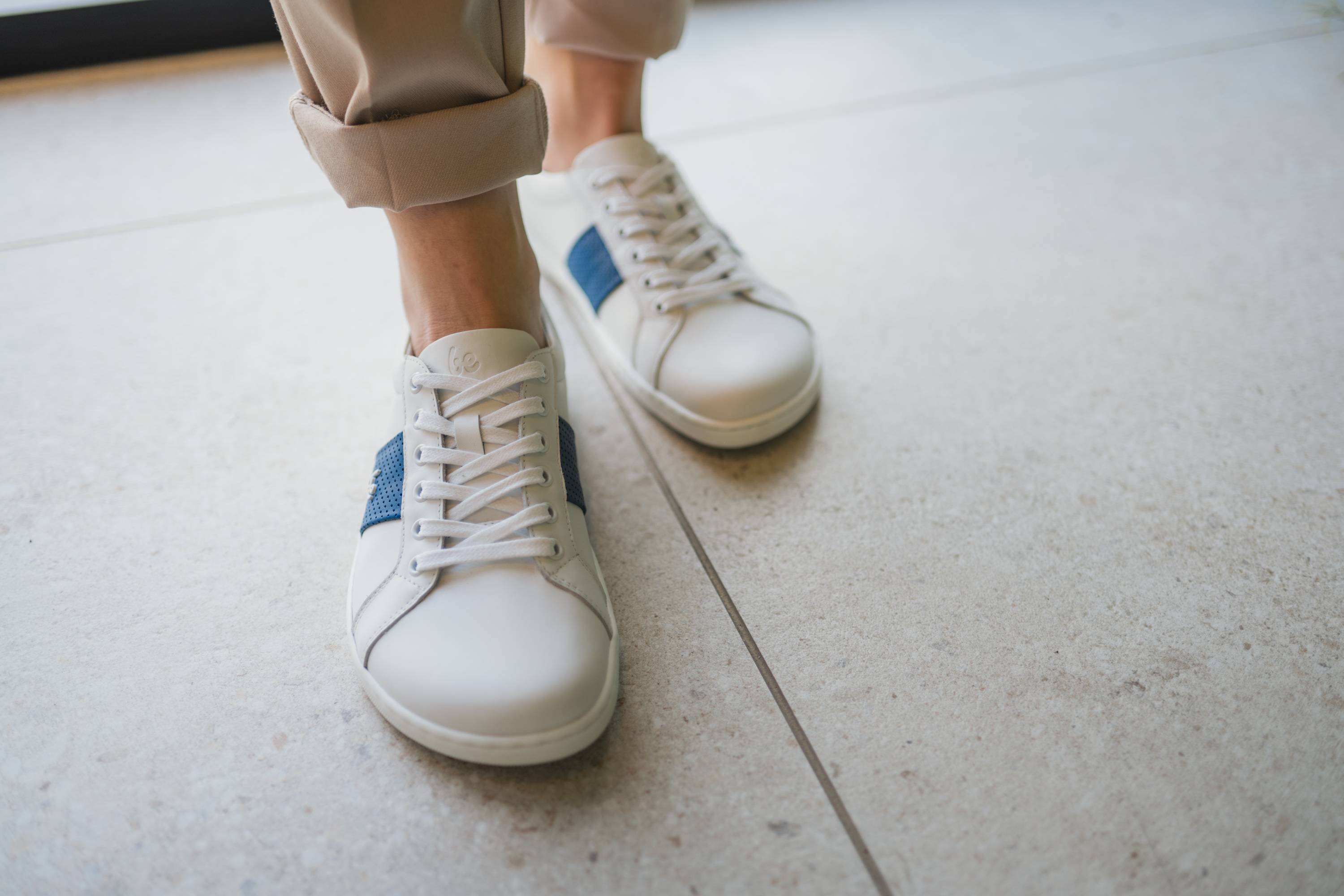 Barfuß Sneakers Be Lenka Elite - White & Dark Blue.
leicht kombinierbare Sneaker für die Stadthergestellt aus hochwertigem NappalederGrip für die ganztägige Bewegung in Barfußschuhenmit Liebe zum Detail handgefertigtBelebende Elemente in Form eines stylischen Riemens und eines metallischen 