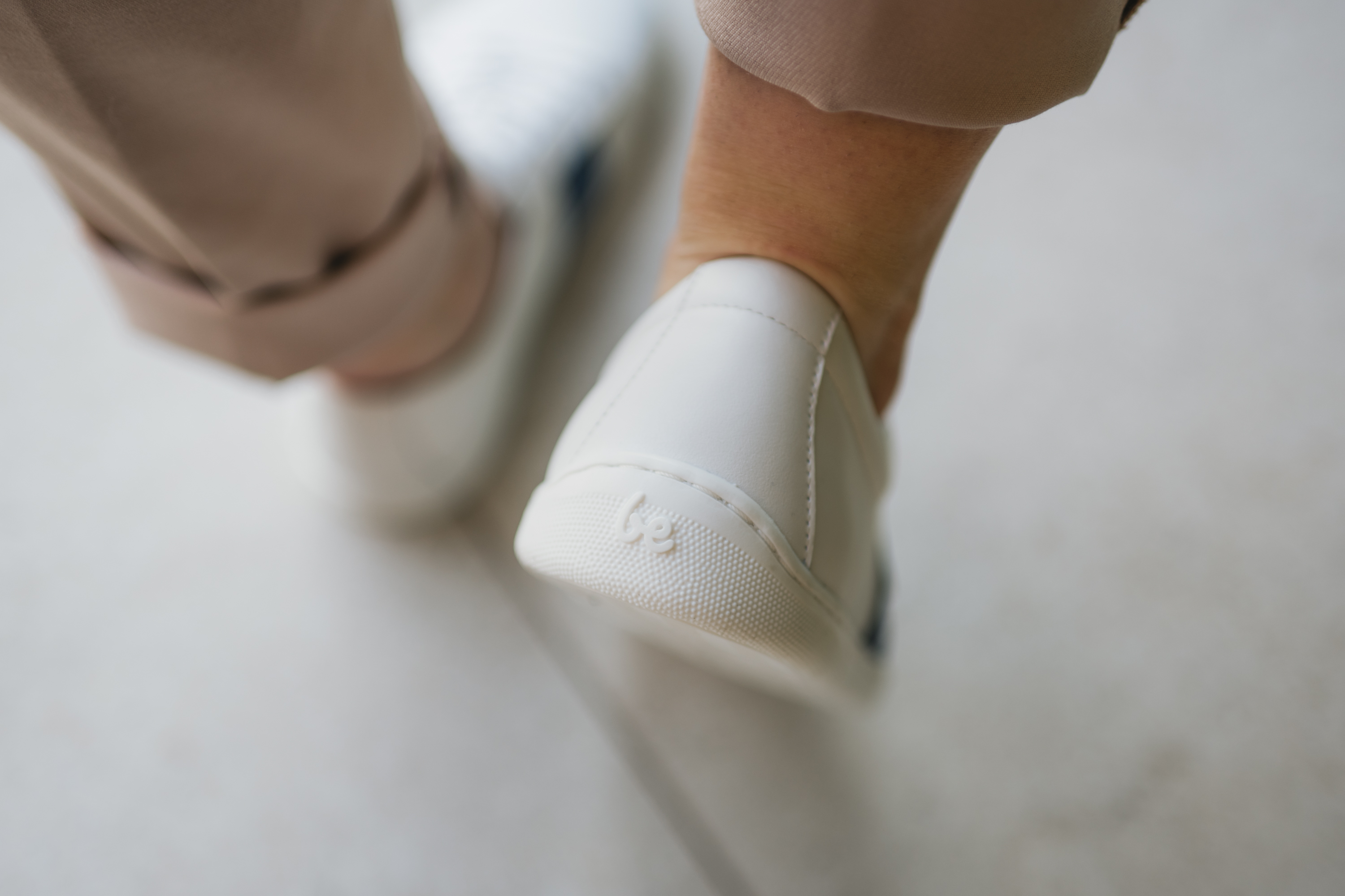 Barfuß Sneakers Be Lenka Elite - White & Dark Blue.
leicht kombinierbare Sneaker für die Stadthergestellt aus hochwertigem NappalederGrip für die ganztägige Bewegung in Barfußschuhenmit Liebe zum Detail handgefertigtBelebende Elemente in Form eines stylischen Riemens und eines metallischen 