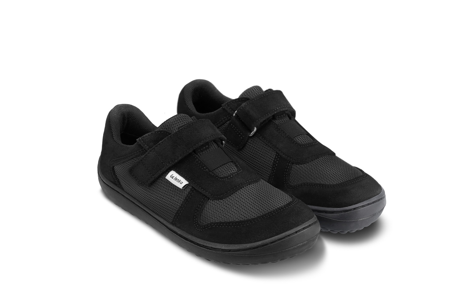 Kinder Barfuß Sneakers Be Lenka Joy - All Black.
  Barfußschuhe imitieren perfekt das Barfußlaufen, so wie es die Natur vorgesehen hat  genähte Laufsohle für längere Lebensdauer  KidsComfort-Laufsohle garantiert dank ihrer Stollen perfekte Stabilität und Schrittkontrolle  praktisches Anziehen dank Klettverschluss  leichter Halbschuh mit einer verspielten Kombination aus Leder und Textil  Herausnehmbare Einlegesohle für hervorragenden Feuchtigkeitstransport
Vorteile von Barfußschuhen:
  ultraflexible Sohle  Zero Drop: Ferse und Zehen in einer Ebene für eine korrekte Haltung  geräumige Zehenbox für Ihre Zehen  leichter Schuh
Typ: Straßenschuhe