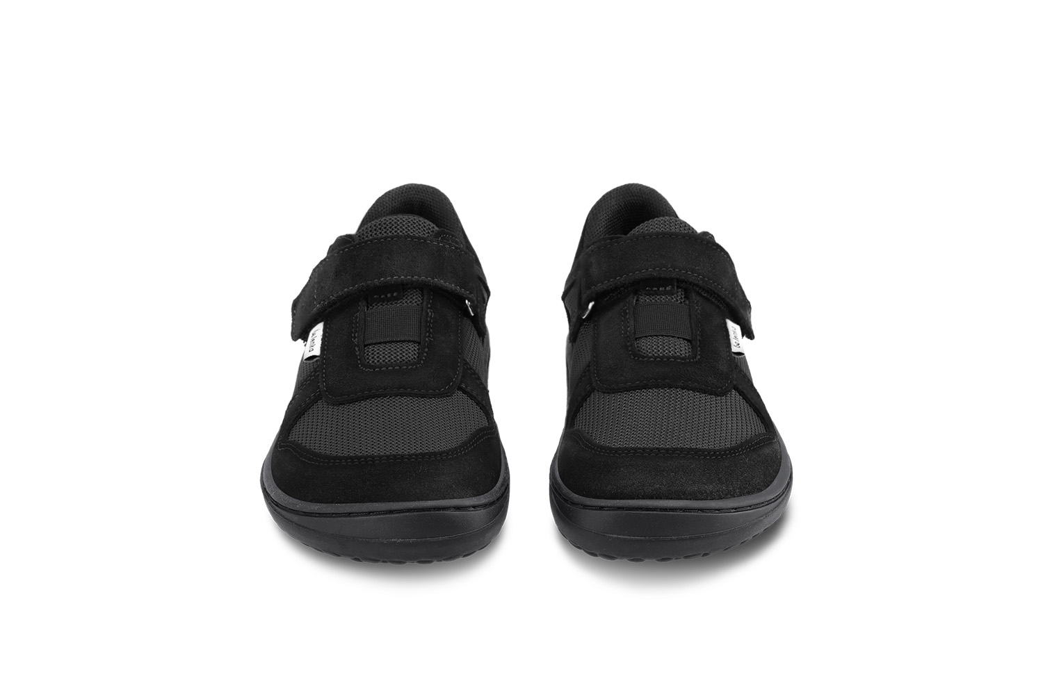 Kinder Barfuß Sneakers Be Lenka Joy - All Black.
  Barfußschuhe imitieren perfekt das Barfußlaufen, so wie es die Natur vorgesehen hat  genähte Laufsohle für längere Lebensdauer  KidsComfort-Laufsohle garantiert dank ihrer Stollen perfekte Stabilität und Schrittkontrolle  praktisches Anziehen dank Klettverschluss  leichter Halbschuh mit einer verspielten Kombination aus Leder und Textil  Herausnehmbare Einlegesohle für hervorragenden Feuchtigkeitstransport
Vorteile von Barfußschuhen:
  ultraflexible Sohle  Zero Drop: Ferse und Zehen in einer Ebene für eine korrekte Haltung  geräumige Zehenbox für Ihre Zehen  leichter Schuh
Typ: Straßenschuhe