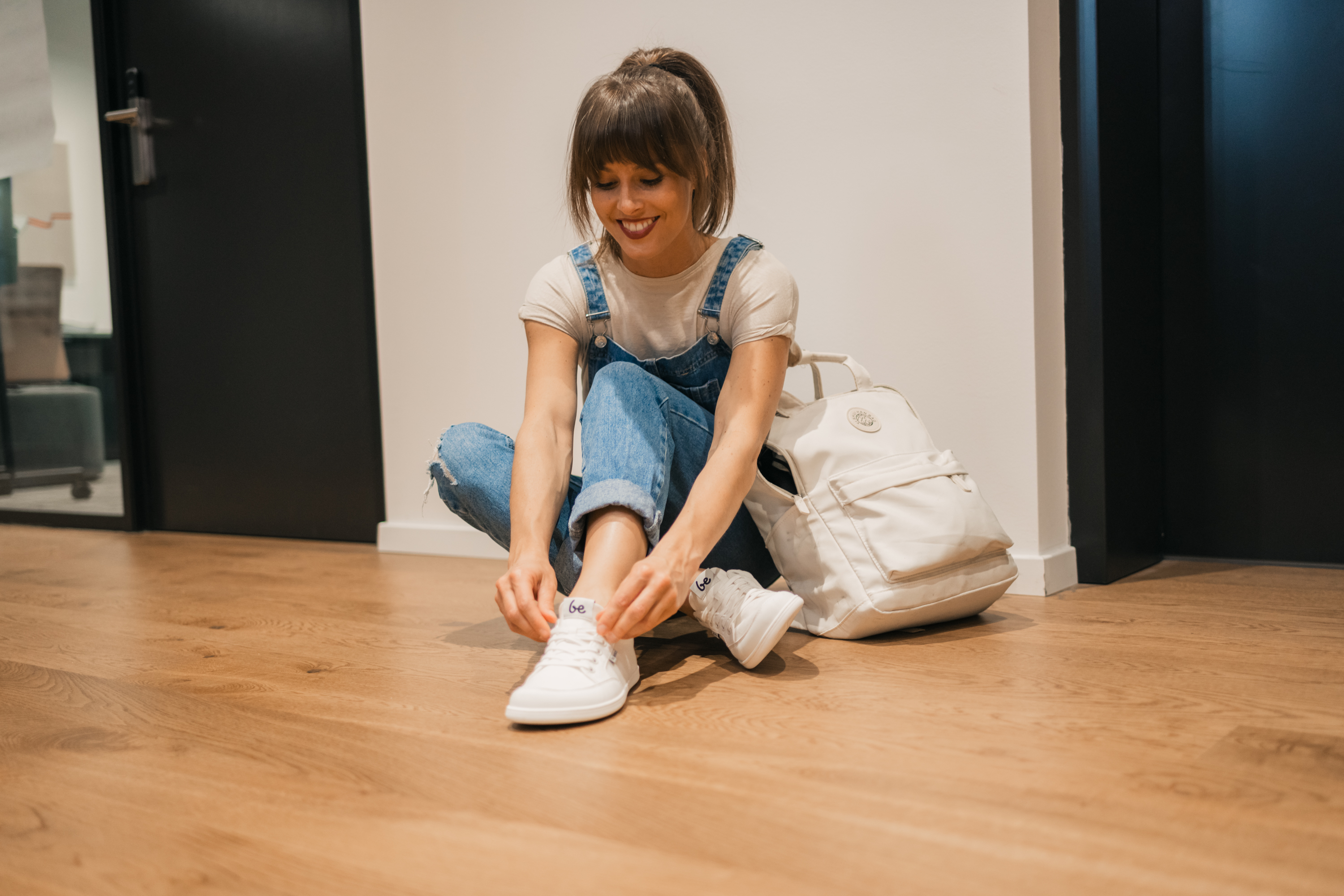 Barfuß Sneakers Be Lenka Rebound - All White.




Extrem leichte Schuhe für alle Liebhaber von urbanen KlassikernEverydayComfort Neo-Laufsohle für eine längere Lebensdauer des SchuhsTextillogo auf der Zunge und dem Schaftzwei Ösen an der Innenseite der Sneaker für die Belüftung

Vorteile von Barfußschuhen:
imitiert perfekt das Barfußgehendie anatomische Form des Schuhs bietet viel Platz für die ZehenNull Neigung der Sohle hält Ferse und Zehen in einer Linie für eine korrekte Körperhaltungstimulierende 5 mm dicke Sohle aktiviert die Nervenenden des Fußesflexible Materialien sorgen für eine bessere Funktionalität der Muskeln und Sehnen des FußesLeichtigkeit des Schuhs als Vorbeugung gegen Fußermüdung
Typ: Straßenschuhe