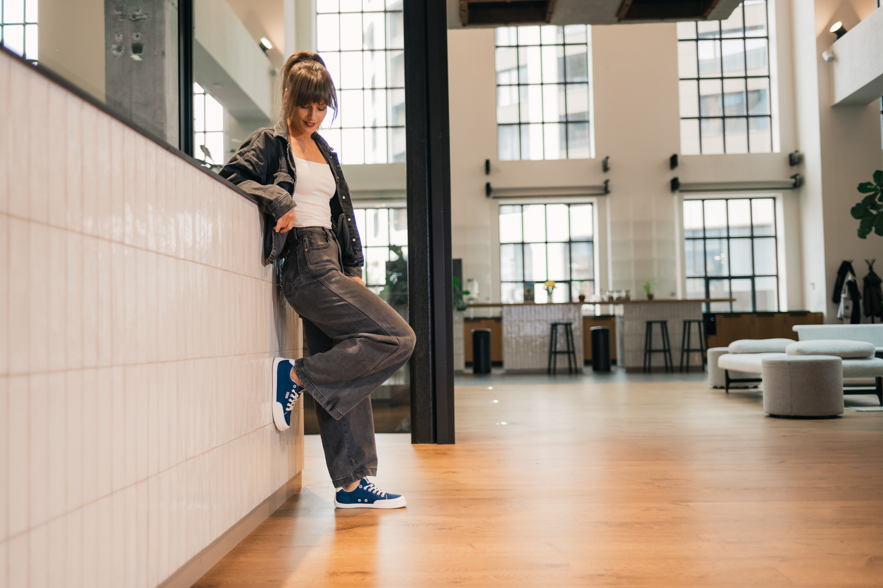 Barfuß Sneakers Be Lenka Rebound - Dark Blue & White.




Extrem leichte Schuhe für alle Liebhaber von urbanen KlassikernEverydayComfort Neo-Laufsohle für eine längere Lebensdauer des SchuhsTextillogo auf der Zunge und dem Schaftzwei Ösen an der Innenseite der Sneaker für die Belüftung

Vorteile von Barfußschuhen:
imitiert perfekt das Barfußgehendie anatomische Form des Schuhs bietet viel Platz für die ZehenNull Neigung der Sohle hält Ferse und Zehen in einer Linie für eine korrekte Körperhaltungstimulierende 5 mm dicke Sohle aktiviert die Nervenenden des Fußesflexible Materialien sorgen für eine bessere Funktionalität der Muskeln und Sehnen des FußesLeichtigkeit des Schuhs als Vorbeugung gegen Fußermüdung
Typ: Straßenschuhe