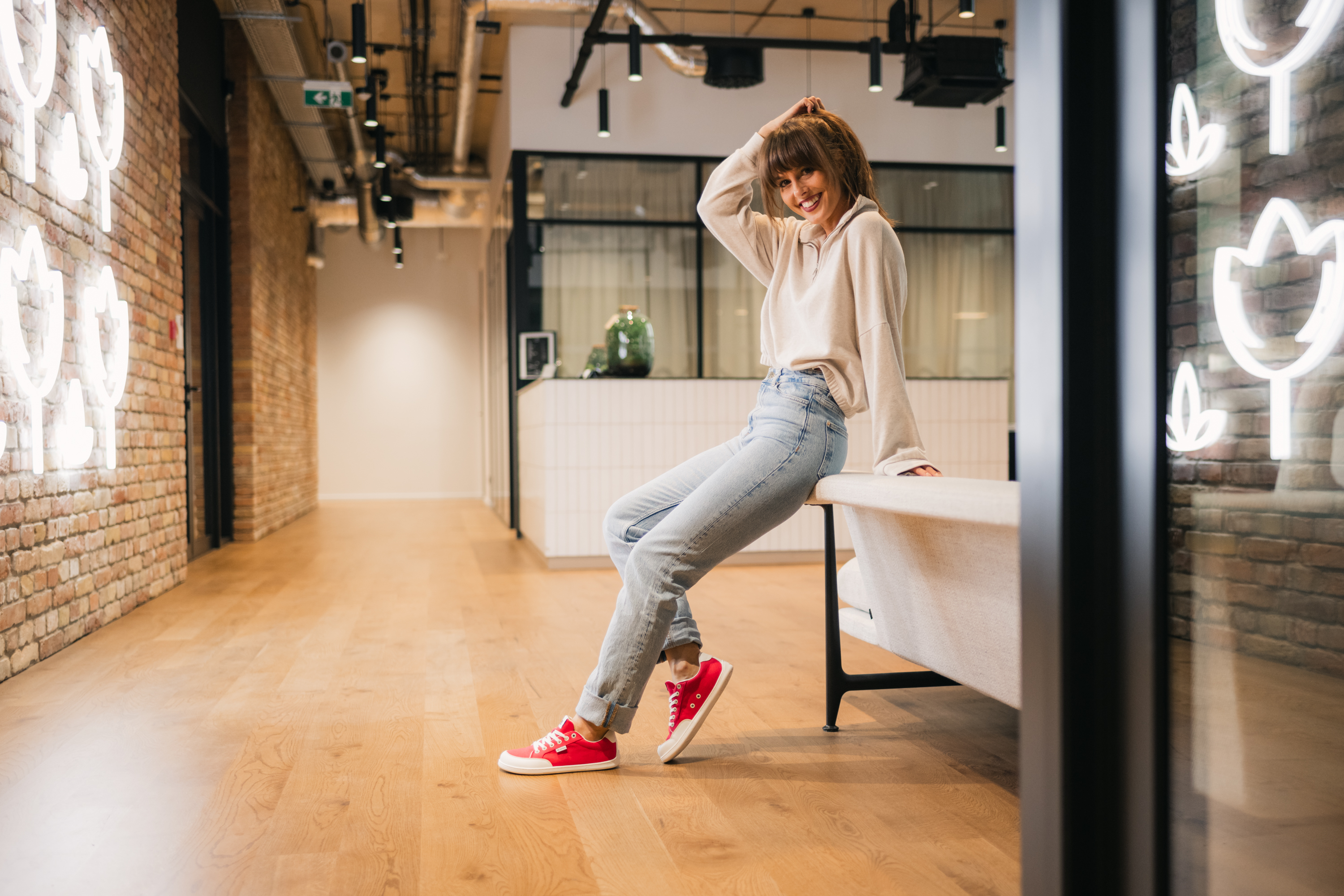 Barfuß Sneakers Be Lenka Rebound - Red & White.




Extrem leichte Schuhe für alle Liebhaber von urbanen KlassikernEverydayComfort Neo-Laufsohle für eine längere Lebensdauer des SchuhsTextillogo auf der Zunge und dem Schaftzwei Ösen an der Innenseite der Sneaker für die Belüftung

Vorteile von Barfußschuhen:
imitiert perfekt das Barfußgehendie anatomische Form des Schuhs bietet viel Platz für die ZehenNull Neigung der Sohle hält Ferse und Zehen in einer Linie für eine korrekte Körperhaltungstimulierende 5 mm dicke Sohle aktiviert die Nervenenden des Fußesflexible Materialien sorgen für eine bessere Funktionalität der Muskeln und Sehnen des FußesLeichtigkeit des Schuhs als Vorbeugung gegen Fußermüdung
Typ: Straßenschuhe