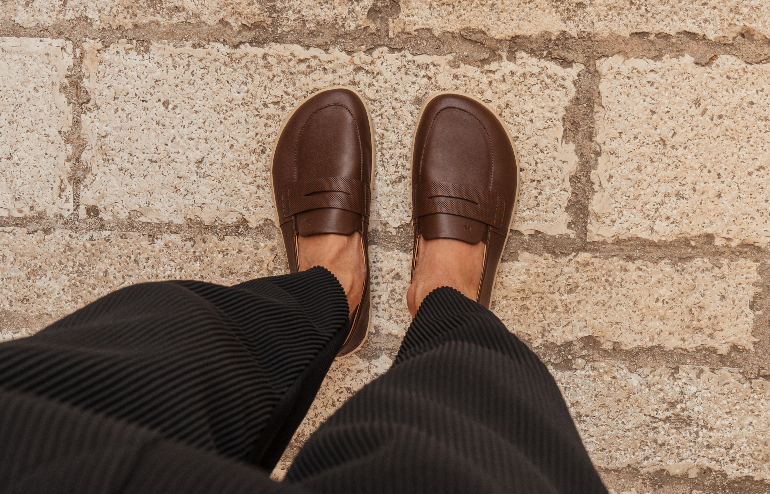 Barfuß Mokassins Be Lenka Buena - Dark Brown & Beige.
  minimalistisches Barfußdesign  einfaches Anziehen ohne Schnürung mit Gummizug an der Schuh-Zunge  einfach zu kombinieren mit zahlreichen Outfits - elegant, sportlich und lässig  genähte EverydayComfort-Laufsohle für eine längere Lebensdauer des Schuhs  bequemer Tragekomfort für den ganzen Tag  dezent geprägtes Be Lenka-Logo auf der Schuh-Zunge
Vorteile von Barfußschuhen:
  ultraflexible Sohle  Zero Drop: Ferse und Zehen in einer Ebene für eine korrekte Haltung  geräumige Zehenbox für Ihre Zehen  leichter Schuh
Typ: Straßenschuhe