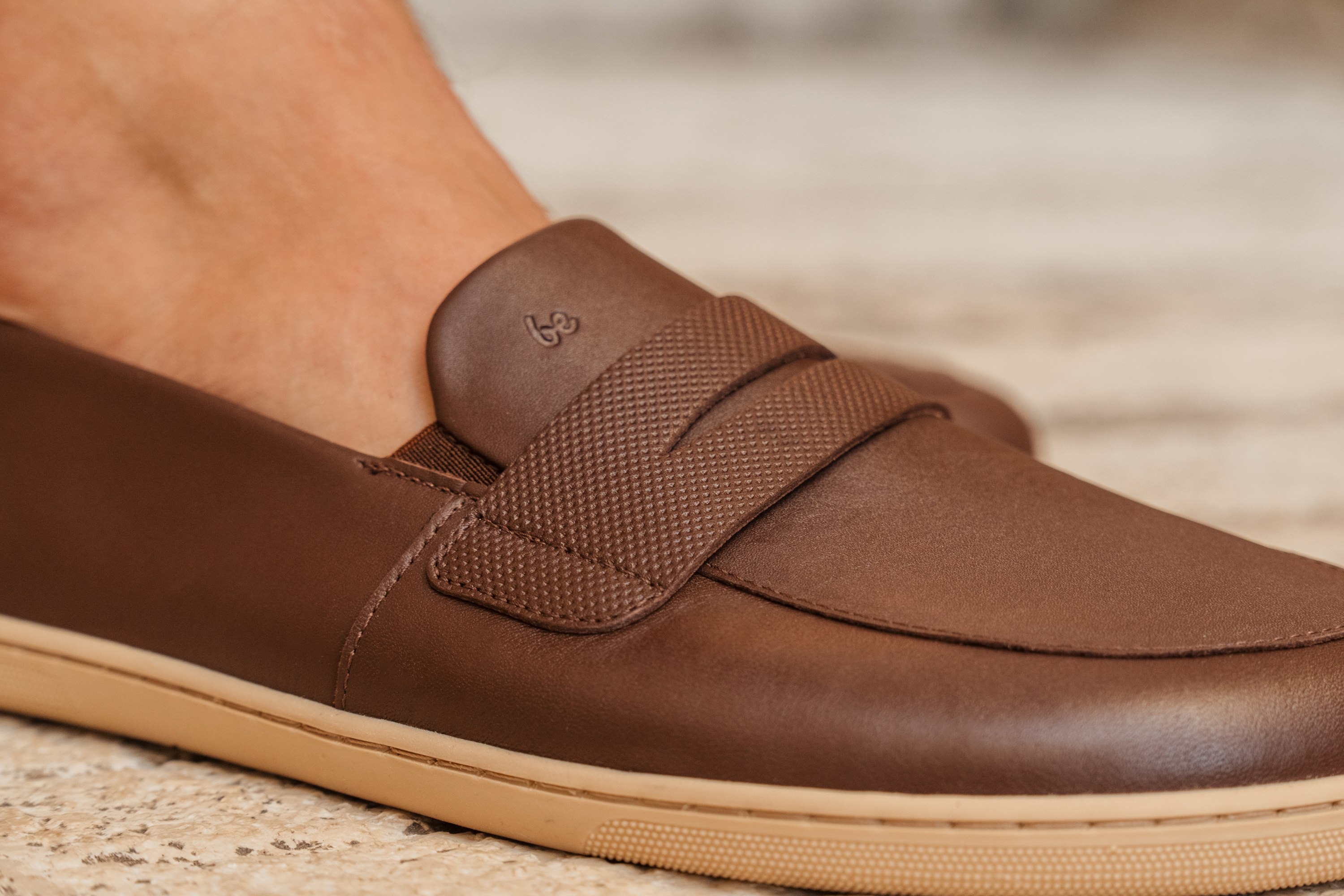 Barfuß Mokassins Be Lenka Buena - Dark Brown & Beige.
  minimalistisches Barfußdesign  einfaches Anziehen ohne Schnürung mit Gummizug an der Schuh-Zunge  einfach zu kombinieren mit zahlreichen Outfits - elegant, sportlich und lässig  genähte EverydayComfort-Laufsohle für eine längere Lebensdauer des Schuhs  bequemer Tragekomfort für den ganzen Tag  dezent geprägtes Be Lenka-Logo auf der Schuh-Zunge
Vorteile von Barfußschuhen:
  ultraflexible Sohle  Zero Drop: Ferse und Zehen in einer Ebene für eine korrekte Haltung  geräumige Zehenbox für Ihre Zehen  leichter Schuh
Typ: Straßenschuhe