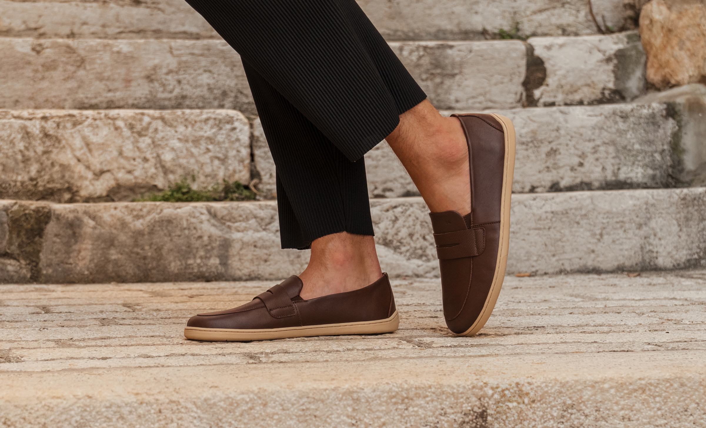 Barfuß Mokassins Be Lenka Buena - Dark Brown & Beige.
  minimalistisches Barfußdesign  einfaches Anziehen ohne Schnürung mit Gummizug an der Schuh-Zunge  einfach zu kombinieren mit zahlreichen Outfits - elegant, sportlich und lässig  genähte EverydayComfort-Laufsohle für eine längere Lebensdauer des Schuhs  bequemer Tragekomfort für den ganzen Tag  dezent geprägtes Be Lenka-Logo auf der Schuh-Zunge
Vorteile von Barfußschuhen:
  ultraflexible Sohle  Zero Drop: Ferse und Zehen in einer Ebene für eine korrekte Haltung  geräumige Zehenbox für Ihre Zehen  leichter Schuh
Typ: Straßenschuhe