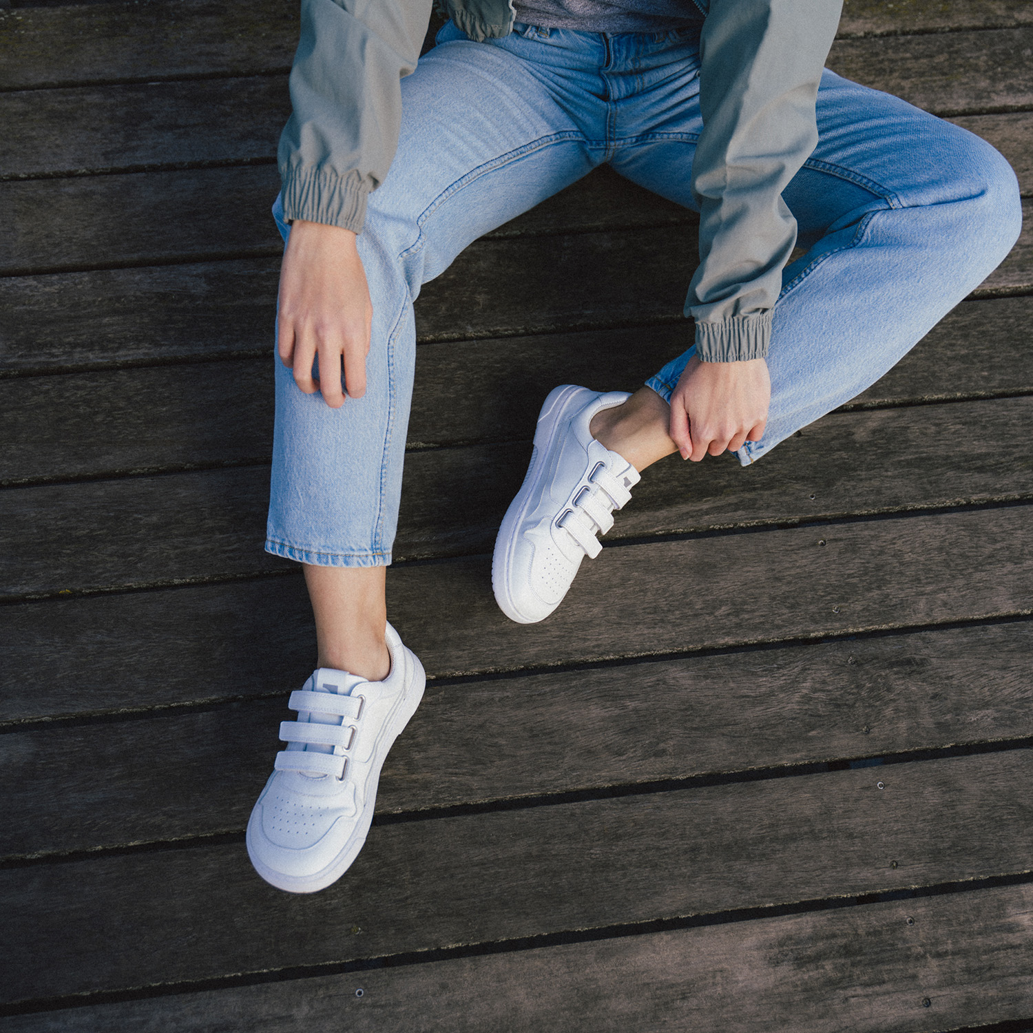 Barefoot Sneakers Barebarics Zing Velcro - All White - Leather.
Anatomische Form - Der Schuh respektiert die Form der Füße.
Mehr Info
Typ: Straßenschuhemodernes urbanes Designentworfen und handgefertigt in der Europäischen Unionausgezeichnete Haltbarkeit und Farbechtheit der Materialienerhältlich in den Größen 36-47 (europäische Maße)