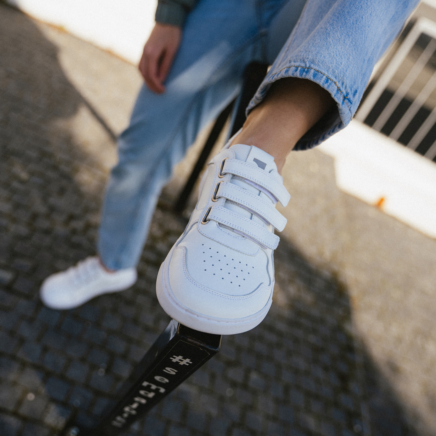 Barefoot Sneakers Barebarics Zing Velcro - All White - Leather.
Anatomische Form - Der Schuh respektiert die Form der Füße.
Mehr Info
Typ: Straßenschuhemodernes urbanes Designentworfen und handgefertigt in der Europäischen Unionausgezeichnete Haltbarkeit und Farbechtheit der Materialienerhältlich in den Größen 36-47 (europäische Maße)