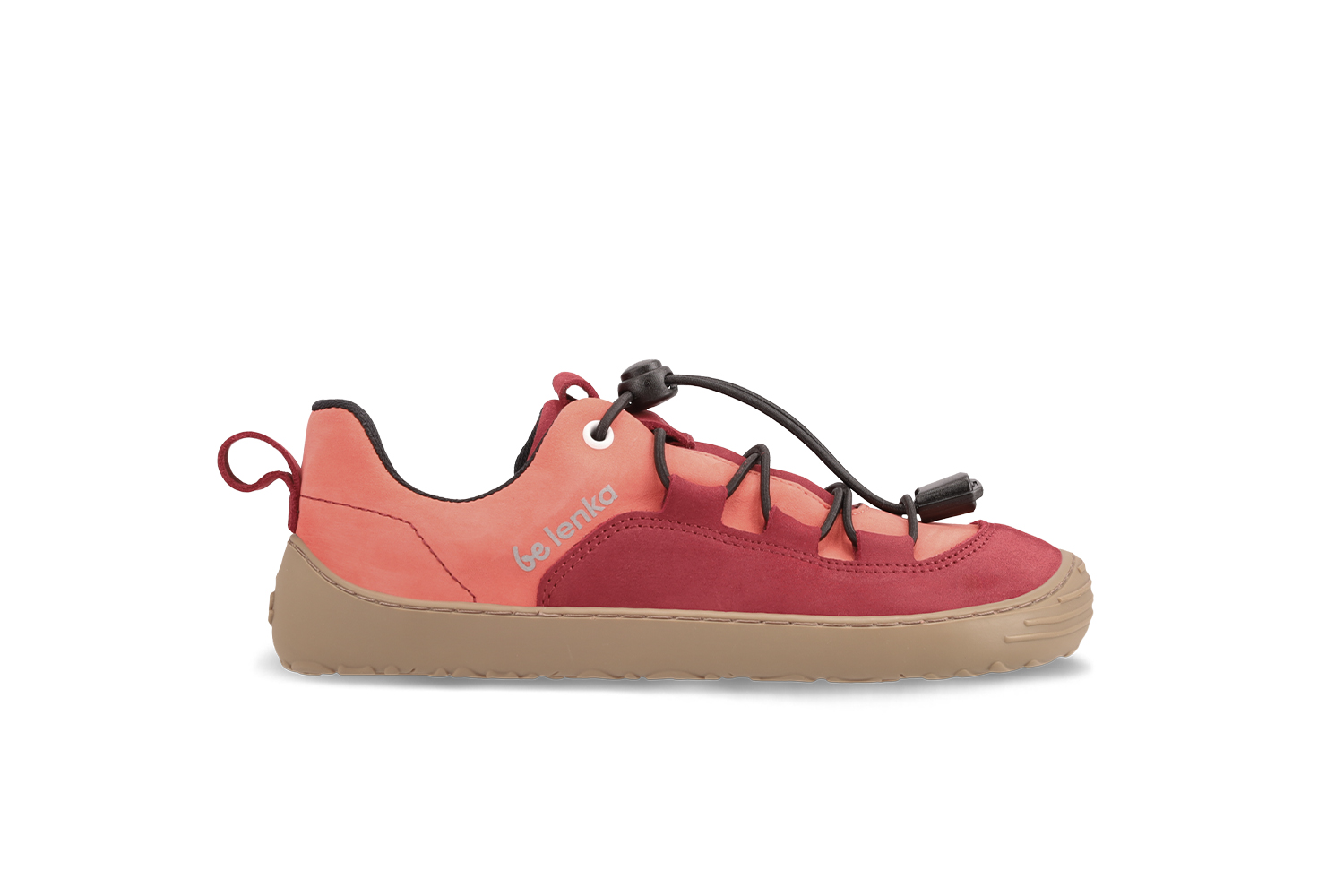 Kinder Barfuß Sneakers Be Lenka Xplorer - Dark Red & Coral.
 Turnschuhe aus hochwertigem Nubuklederdie Schuhspitze ist breit genug, damit sich die Zehen bei der Bewegung natürlich bewegen könnendas Futter fühlt sich angenehm an und sorgt für Komfort und Wärmeisolierungder Verschluss ermöglicht ein ideales einstellen der Festigkeit am Spanndie flexible KidsUltraGrip-Laufsohle mit einem 6-mm-Karomuster sorgt für einen optimalen Kontakt mit dem Untergrund (vorteilhaft für die Entwicklung des Kinderfußes)die Schuhe sind nicht für den Sport geeignet (Radfahren, Rollerfahren und andere Aktivitäten, die die Sohle belasten, können mechanische Schäden verursachen)
Vorteile von Barfußschuhen:
ultraflexible SohleZero Drop: Ferse- und Zehenbündigkeit für eine korrekte Körperhaltunggeräumige Zehenpartie für Ihre Zehenleichter Schuh
Typ: Straßenschuhe