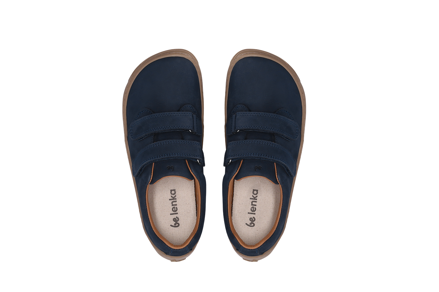 Kinder Barfußschuhe Be Lenka Bounce - Dark Blue.
Obermaterial: Leder (Nubuk) 
Innenfutter: Leder + Textil 
Einlegesohle: PU-Rezyklat + Textil (herausnehmbar) 
Sohle: TR (KidsUltraGrip) 
Herstellung: Portugal
 
Barfußschuhe imitieren perfekt das Barfußlaufen, so wie es die Natur vorgesehen hat
genähte Außensohle für längere Lebensdauer
vielseitige Schuhe, die auch für besondere Anlässe geeignet sind
KidsUltraGrip-Laufsohle für Kindermodelle mit hervorragendem Grip und verspieltem Muster
praktisches Anziehen dank Klettverschluss
leichte Schuhe aus hochwertigem Nubukleder
herausnehmbare Einlegesohle mit hervorragendem Feuchtigkeitstransport

Vorteile von Barfußschuhen:

ultraflexible Sohle
Zero Drop: keine Höhendifferenz zwischen Vorfuß und Ferse, was Ihre korrekte Haltung und Stabilität fördert
großzügiger Freiraum für Ihre Zehen
leicht


Typ: Straßenschuhe