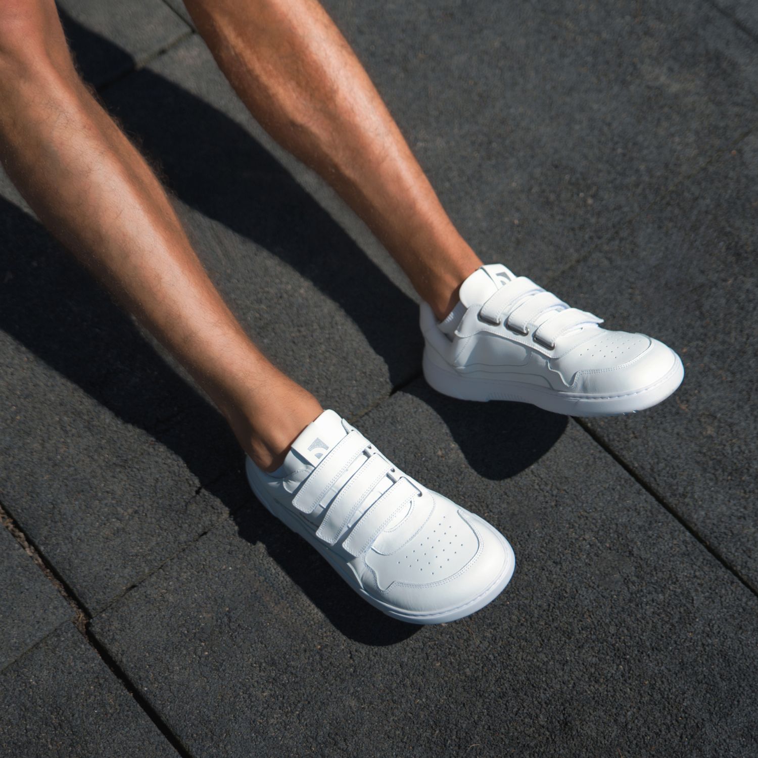 Barefoot Sneakers Barebarics Zing Velcro - All White - Leather.
Anatomische Form - Der Schuh respektiert die Form der Füße.
Mehr Info
Typ: Straßenschuhemodernes urbanes Designentworfen und handgefertigt in der Europäischen Unionausgezeichnete Haltbarkeit und Farbechtheit der Materialienerhältlich in den Größen 36-47 (europäische Maße)