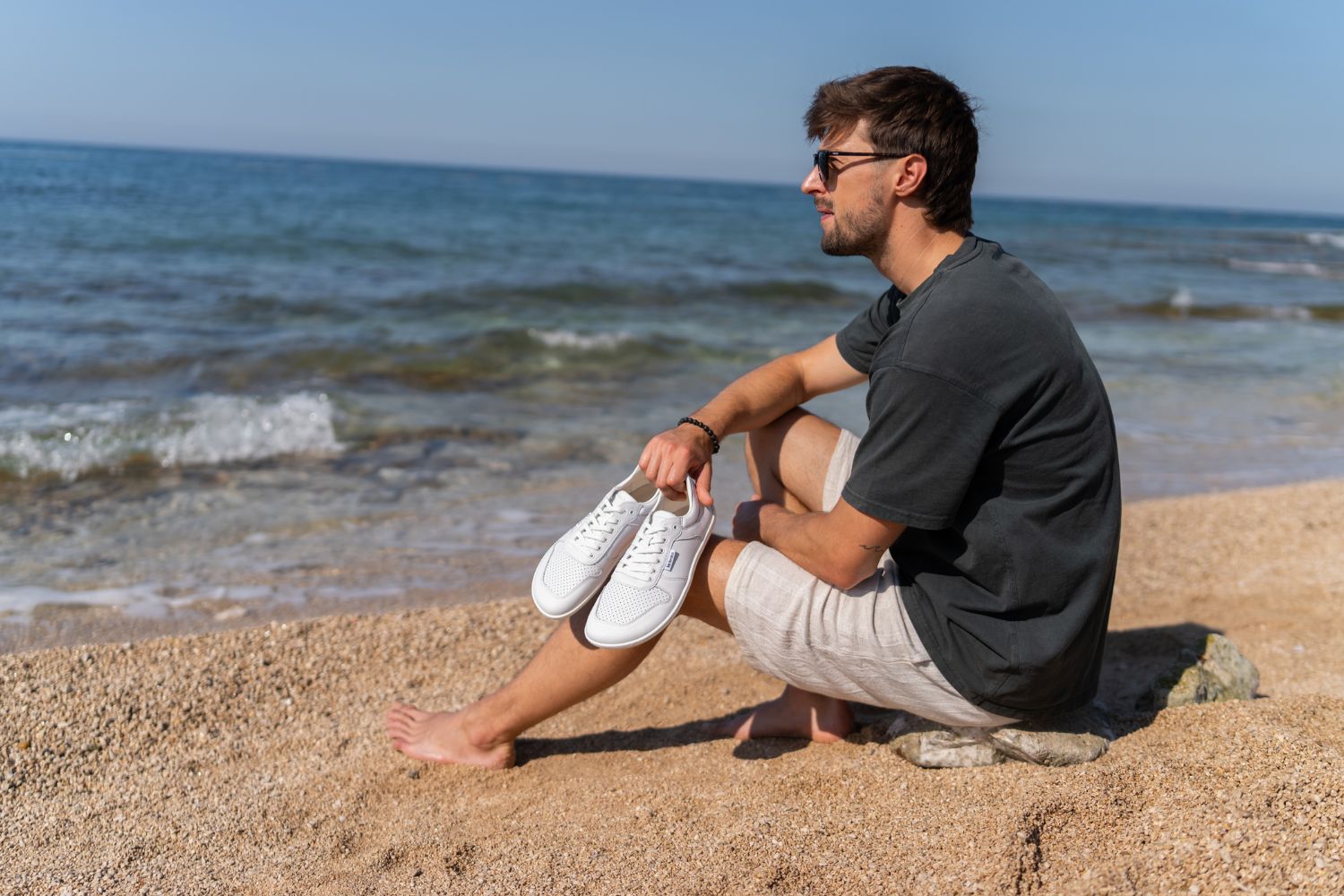 Barefoot Sneakers Be Lenka Champ 3.0 - All White.
Obermaterial: NappalederFutter: MikrofaserSohle: TR (UrbanComfort)Einlegesohle: PU-Recycle + Baumwolle (herausnehmbar)Herstellung: Portugal
die dritte Generation eines der beliebtesten Modelle Be Lenkadie Farben und das Design der Turnschuhe lassen sich leicht mit vielen Outfits kombinierenverbesserter Lederkragen an der Fersezusätzliche Metallösen für Schnürsenkelstrukturiertes Leder an der Seite und an der Ferse für einen noch eleganteren Lookgenähte Sohle für längere Lebensdauer des SchuhsUrbanComfort-Laufsohle ist hergestellt für den alltäglichen Barfuß-KomfortDie neue TR-Mischung hat eine hervorragende Abriebfestigkeit und zugleich hoher Flexibilitätgenähte Sohle für längere Lebensdauer des Schuhs
Vorteile von Barfußschuhen:
imitieren das Barfußlaufen perfekt nachanatomische Form des Schuhs bietet großzügige Zehenfreiheitdie Nullneigung der Sohle hält Ferse und Zehen in einer Linie für eine korrekte Körperhaltungstimulierende 4 mm dicke Sohle (ohne Stollen) aktiviert die Nervenenden des Fußesflexible Materialien sorgen für eine bessere Funktion der Muskeln und Sehnen des FußesLeichtigkeit des Schuhs als Vorbeugung gegen Fußermüdung
Typ: Straßenschuhe