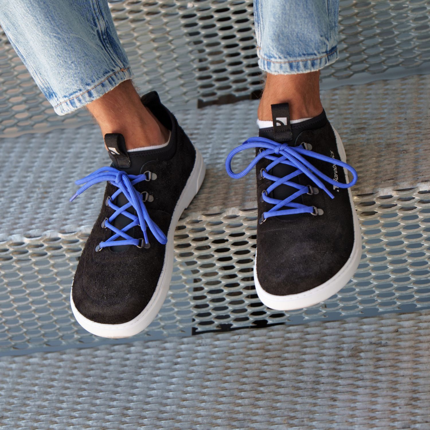 Barefoot Sneakers Barebarics Bronx - Black.
Die Barebarics-Sneaker werden nach einem umweltfreundlichen Verfahren hergestellt.
  Das Obermaterial besteht aus Leder und Textil  Das Futter ist aus Lycra und Mikrofaser  Die Sohle ist aus weichem, synthetischem Gummi mit hoher Strapazierfähigkeit hergestellt.


Barfuß-Eigenschaften
    Anatomische Form - Die Sneakers passen sich der Form der Füße an.

Mehr info

moderner Städtestilin der Europäischen Union entworfen und handgefertigt, unter Verwendung lokaler nachhaltiger Materialienhervorragende Haltbarkeit und Farbechtheit der Materialienerhältlich in den Größen 36-47 (europäische Maße)