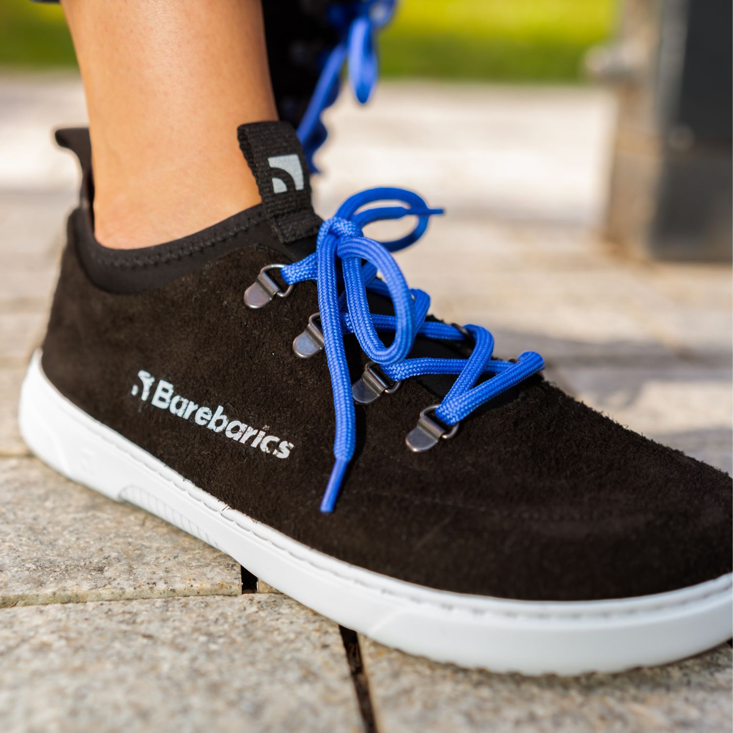 Barefoot Sneakers Barebarics Bronx - Black.
Die Barebarics-Sneaker werden nach einem umweltfreundlichen Verfahren hergestellt.
  Das Obermaterial besteht aus Leder und Textil  Das Futter ist aus Lycra und Mikrofaser  Die Sohle ist aus weichem, synthetischem Gummi mit hoher Strapazierfähigkeit hergestellt.


Barfuß-Eigenschaften
    Anatomische Form - Die Sneakers passen sich der Form der Füße an.

Mehr info

moderner Städtestilin der Europäischen Union entworfen und handgefertigt, unter Verwendung lokaler nachhaltiger Materialienhervorragende Haltbarkeit und Farbechtheit der Materialienerhältlich in den Größen 36-47 (europäische Maße)