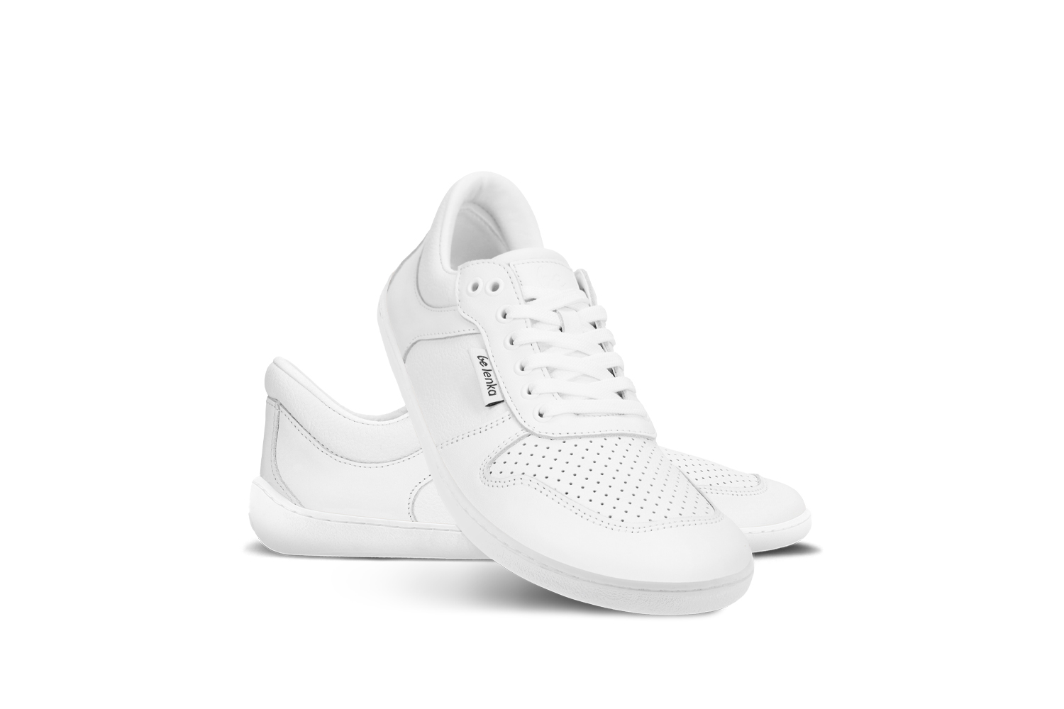 Barefoot Sneakers Be Lenka Champ 3.0 - All White.
Obermaterial: NappalederFutter: MikrofaserSohle: TR (UrbanComfort)Einlegesohle: PU-Recycle + Baumwolle (herausnehmbar)Herstellung: Portugal
die dritte Generation eines der beliebtesten Modelle Be Lenkadie Farben und das Design der Turnschuhe lassen sich leicht mit vielen Outfits kombinierenverbesserter Lederkragen an der Fersezusätzliche Metallösen für Schnürsenkelstrukturiertes Leder an der Seite und an der Ferse für einen noch eleganteren Lookgenähte Sohle für längere Lebensdauer des SchuhsUrbanComfort-Laufsohle ist hergestellt für den alltäglichen Barfuß-KomfortDie neue TR-Mischung hat eine hervorragende Abriebfestigkeit und zugleich hoher Flexibilitätgenähte Sohle für längere Lebensdauer des Schuhs
Vorteile von Barfußschuhen:
imitieren das Barfußlaufen perfekt nachanatomische Form des Schuhs bietet großzügige Zehenfreiheitdie Nullneigung der Sohle hält Ferse und Zehen in einer Linie für eine korrekte Körperhaltungstimulierende 4 mm dicke Sohle (ohne Stollen) aktiviert die Nervenenden des Fußesflexible Materialien sorgen für eine bessere Funktion der Muskeln und Sehnen des FußesLeichtigkeit des Schuhs als Vorbeugung gegen Fußermüdung
Typ: Straßenschuhe