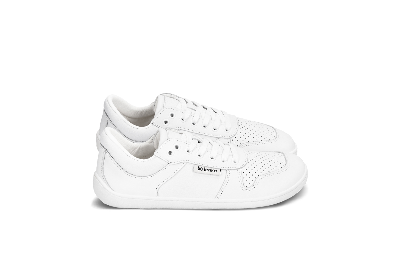 Barefoot Sneakers Be Lenka Champ 3.0 - All White.
Obermaterial: NappalederFutter: MikrofaserSohle: TR (UrbanComfort)Einlegesohle: PU-Recycle + Baumwolle (herausnehmbar)Herstellung: Portugal
die dritte Generation eines der beliebtesten Modelle Be Lenkadie Farben und das Design der Turnschuhe lassen sich leicht mit vielen Outfits kombinierenverbesserter Lederkragen an der Fersezusätzliche Metallösen für Schnürsenkelstrukturiertes Leder an der Seite und an der Ferse für einen noch eleganteren Lookgenähte Sohle für längere Lebensdauer des SchuhsUrbanComfort-Laufsohle ist hergestellt für den alltäglichen Barfuß-KomfortDie neue TR-Mischung hat eine hervorragende Abriebfestigkeit und zugleich hoher Flexibilitätgenähte Sohle für längere Lebensdauer des Schuhs
Vorteile von Barfußschuhen:
imitieren das Barfußlaufen perfekt nachanatomische Form des Schuhs bietet großzügige Zehenfreiheitdie Nullneigung der Sohle hält Ferse und Zehen in einer Linie für eine korrekte Körperhaltungstimulierende 4 mm dicke Sohle (ohne Stollen) aktiviert die Nervenenden des Fußesflexible Materialien sorgen für eine bessere Funktion der Muskeln und Sehnen des FußesLeichtigkeit des Schuhs als Vorbeugung gegen Fußermüdung
Typ: Straßenschuhe