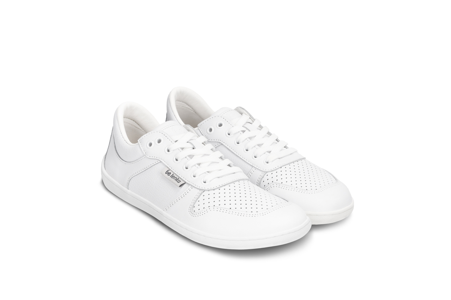 Barefoot Sneakers Be Lenka Champ 3.0 - All White.
Obermaterial: NappalederFutter: MikrofaserSohle: TR (UrbanComfort)Einlegesohle: PU-Recycle + Baumwolle (herausnehmbar)Herstellung: Portugal
die dritte Generation eines der beliebtesten Modelle Be Lenkadie Farben und das Design der Turnschuhe lassen sich leicht mit vielen Outfits kombinierenverbesserter Lederkragen an der Fersezusätzliche Metallösen für Schnürsenkelstrukturiertes Leder an der Seite und an der Ferse für einen noch eleganteren Lookgenähte Sohle für längere Lebensdauer des SchuhsUrbanComfort-Laufsohle ist hergestellt für den alltäglichen Barfuß-KomfortDie neue TR-Mischung hat eine hervorragende Abriebfestigkeit und zugleich hoher Flexibilitätgenähte Sohle für längere Lebensdauer des Schuhs
Vorteile von Barfußschuhen:
imitieren das Barfußlaufen perfekt nachanatomische Form des Schuhs bietet großzügige Zehenfreiheitdie Nullneigung der Sohle hält Ferse und Zehen in einer Linie für eine korrekte Körperhaltungstimulierende 4 mm dicke Sohle (ohne Stollen) aktiviert die Nervenenden des Fußesflexible Materialien sorgen für eine bessere Funktion der Muskeln und Sehnen des FußesLeichtigkeit des Schuhs als Vorbeugung gegen Fußermüdung
Typ: Straßenschuhe