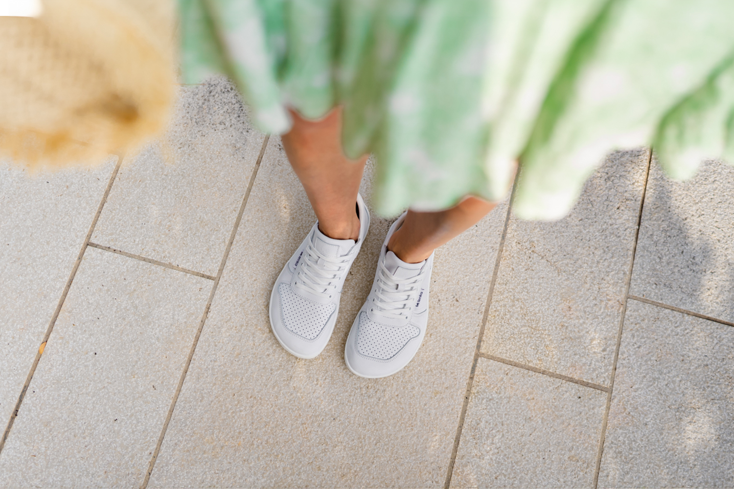 Barefoot Sneakers Be Lenka Champ 3.0 - All White.
Obermaterial: NappalederFutter: MikrofaserSohle: TR (UrbanComfort)Einlegesohle: PU-Recycle + Baumwolle (herausnehmbar)Herstellung: Portugal
die dritte Generation eines der beliebtesten Modelle Be Lenkadie Farben und das Design der Turnschuhe lassen sich leicht mit vielen Outfits kombinierenverbesserter Lederkragen an der Fersezusätzliche Metallösen für Schnürsenkelstrukturiertes Leder an der Seite und an der Ferse für einen noch eleganteren Lookgenähte Sohle für längere Lebensdauer des SchuhsUrbanComfort-Laufsohle ist hergestellt für den alltäglichen Barfuß-KomfortDie neue TR-Mischung hat eine hervorragende Abriebfestigkeit und zugleich hoher Flexibilitätgenähte Sohle für längere Lebensdauer des Schuhs
Vorteile von Barfußschuhen:
imitieren das Barfußlaufen perfekt nachanatomische Form des Schuhs bietet großzügige Zehenfreiheitdie Nullneigung der Sohle hält Ferse und Zehen in einer Linie für eine korrekte Körperhaltungstimulierende 4 mm dicke Sohle (ohne Stollen) aktiviert die Nervenenden des Fußesflexible Materialien sorgen für eine bessere Funktion der Muskeln und Sehnen des FußesLeichtigkeit des Schuhs als Vorbeugung gegen Fußermüdung
Typ: Straßenschuhe