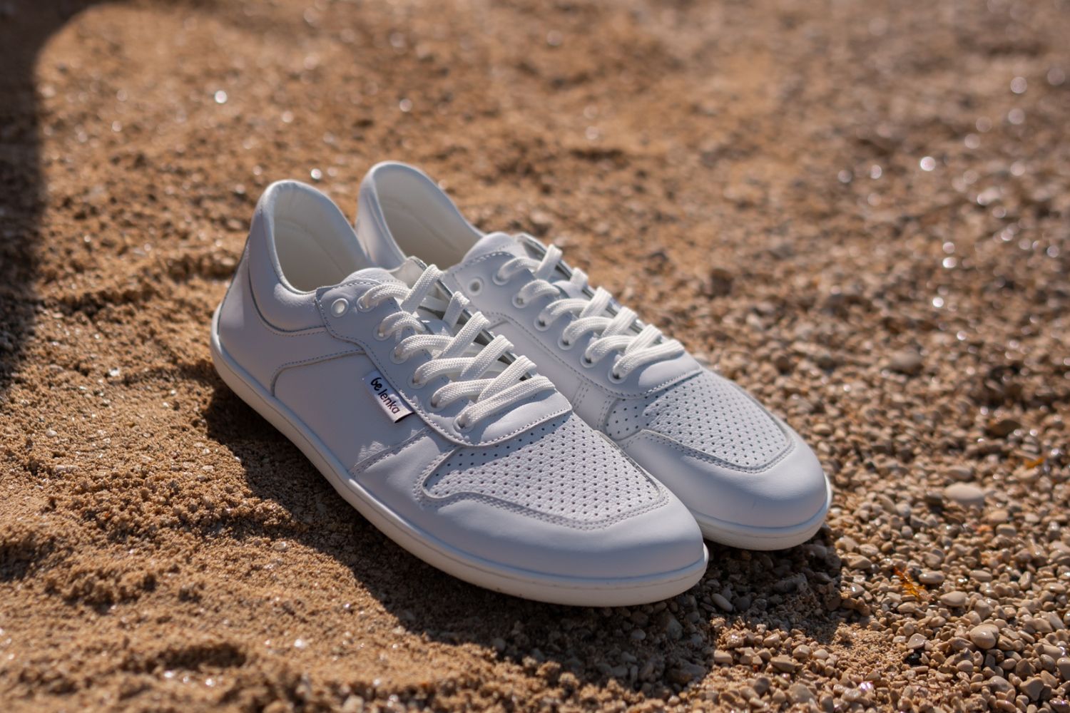 Barefoot Sneakers Be Lenka Champ 3.0 - All White.
Obermaterial: NappalederFutter: MikrofaserSohle: TR (UrbanComfort)Einlegesohle: PU-Recycle + Baumwolle (herausnehmbar)Herstellung: Portugal
die dritte Generation eines der beliebtesten Modelle Be Lenkadie Farben und das Design der Turnschuhe lassen sich leicht mit vielen Outfits kombinierenverbesserter Lederkragen an der Fersezusätzliche Metallösen für Schnürsenkelstrukturiertes Leder an der Seite und an der Ferse für einen noch eleganteren Lookgenähte Sohle für längere Lebensdauer des SchuhsUrbanComfort-Laufsohle ist hergestellt für den alltäglichen Barfuß-KomfortDie neue TR-Mischung hat eine hervorragende Abriebfestigkeit und zugleich hoher Flexibilitätgenähte Sohle für längere Lebensdauer des Schuhs
Vorteile von Barfußschuhen:
imitieren das Barfußlaufen perfekt nachanatomische Form des Schuhs bietet großzügige Zehenfreiheitdie Nullneigung der Sohle hält Ferse und Zehen in einer Linie für eine korrekte Körperhaltungstimulierende 4 mm dicke Sohle (ohne Stollen) aktiviert die Nervenenden des Fußesflexible Materialien sorgen für eine bessere Funktion der Muskeln und Sehnen des FußesLeichtigkeit des Schuhs als Vorbeugung gegen Fußermüdung
Typ: Straßenschuhe