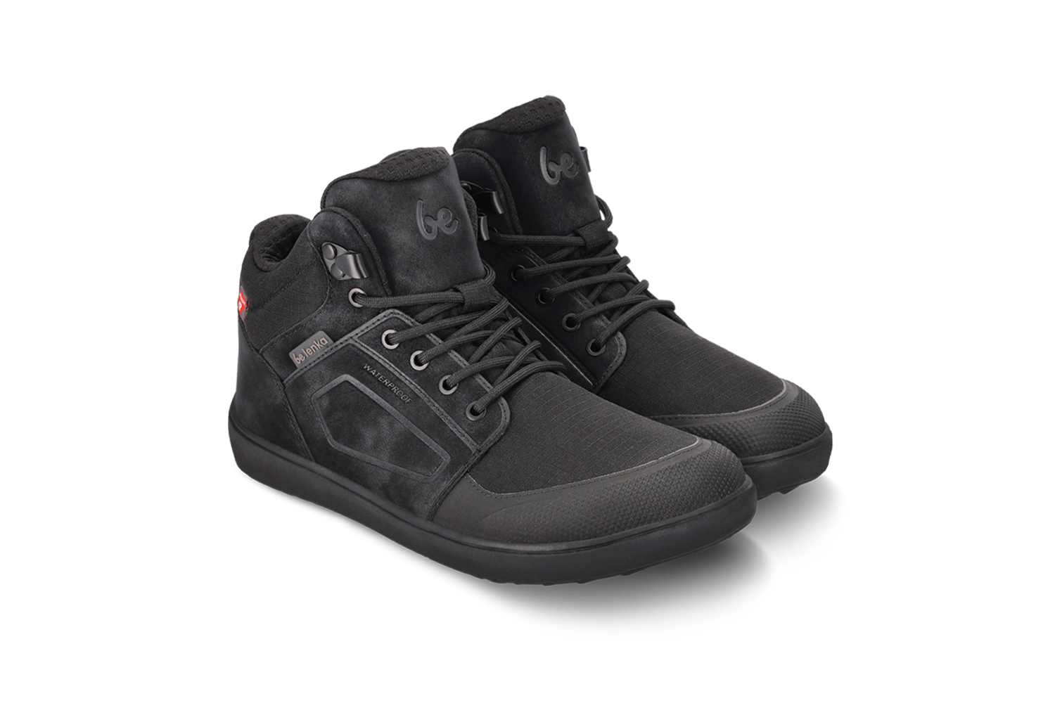 Barfußschuhe Be Lenka ArcticEdge - All Black.
    Barfußschuhe ahmen das Barfußgehen perfekt nach, so wie es die Natur vorgesehen hat    technisches Obermaterial aus strapazierfähigem Ripstop-Material + TPU + PU    wasserdichte, dampfdurchlässige Membrane und hervorragende Isolationseigenschaften (jedes Paar durchläuft einen Wasserfestigkeitstest)    vielseitige ThermoGrip Neo Wintersohle mit rutschfestem Profil und ausgezeichneter Flexibilität    Primaloft-Futter und -Fußbett kombinieren Leichtigkeit, außergewöhnliche Wärmeeigenschaften und Wasserresistenz    Widerstandsfähige Schuhspitze
Vorteile von Barfußschuhen:
    flexible Sohle    Zero Drop: Fersen- und Zehenbündigkeit für eine korrekte Körperhaltung    geräumige Zehenbox für Ihre Zehen    leichter Schuh