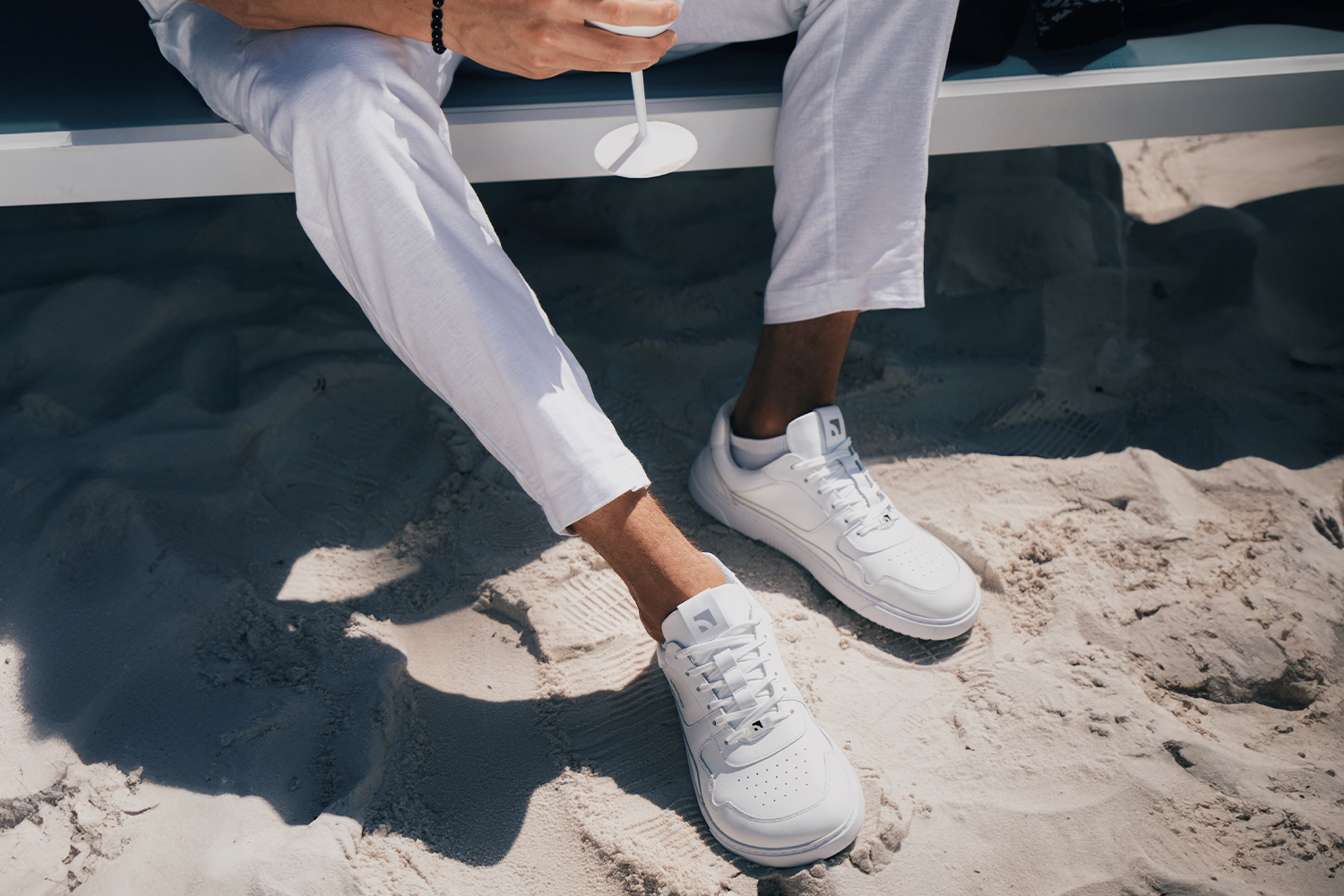 Barefoot Sneakers Barebarics Zing - All White - Leather.
Anatomische Form - Die Turnschuhe passen an die Form der Füße.
Mehr info
moderner Städtestilin der Europäischen Union entworfen und handgefertigt, unter Verwendung lokaler nachhaltiger Materialienhervorragende Haltbarkeit und Farbechtheit der MaterialienDermodry Coolmax®-Technologie für kontinuierlichen Feuchtigkeitsaufnahmeerhältlich in den Größen 36-47 (europäische Maße)