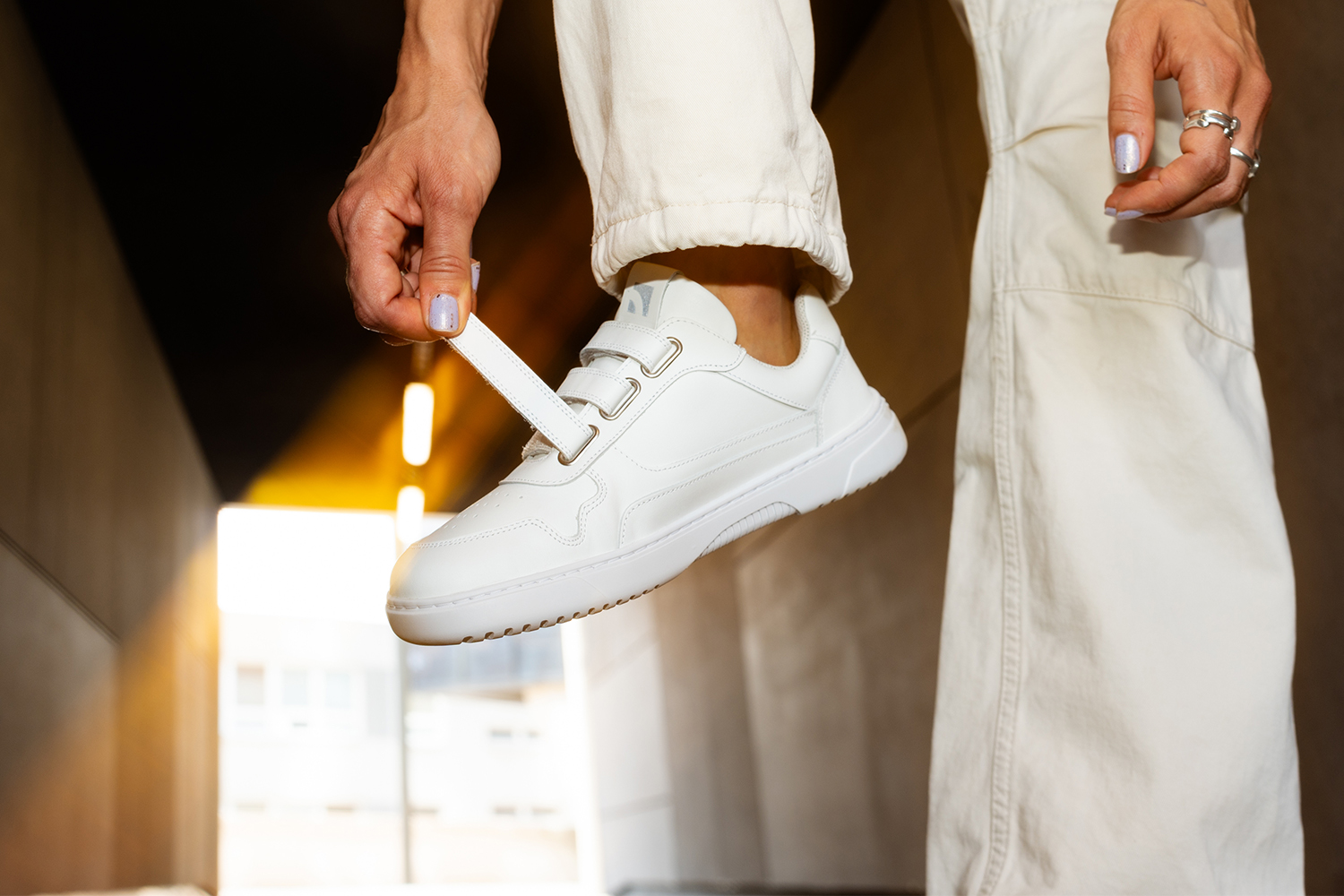 Barefoot Sneakers Barebarics Zing Velcro - All White - Leather.
Anatomische Form - Der Schuh respektiert die Form der Füße.
Mehr Info
Typ: Straßenschuhemodernes urbanes Designentworfen und handgefertigt in der Europäischen Unionausgezeichnete Haltbarkeit und Farbechtheit der Materialienerhältlich in den Größen 36-47 (europäische Maße)