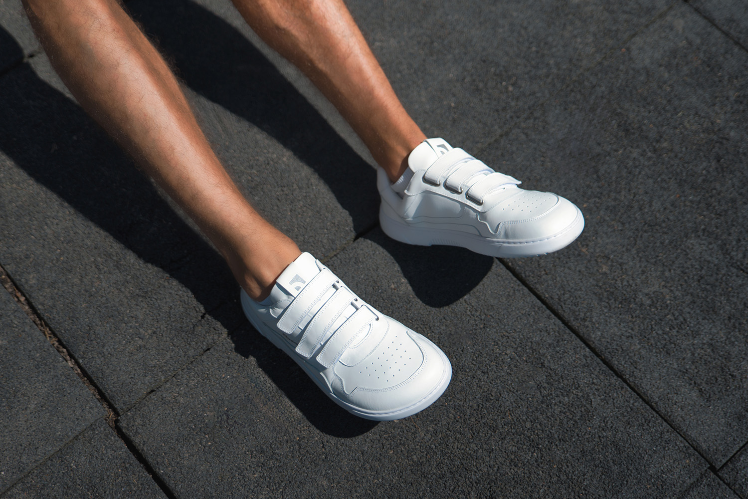 Barefoot Sneakers Barebarics Zing Velcro - All White - Leather.
Anatomische Form - Der Schuh respektiert die Form der Füße.
Mehr Info
Typ: Straßenschuhemodernes urbanes Designentworfen und handgefertigt in der Europäischen Unionausgezeichnete Haltbarkeit und Farbechtheit der Materialienerhältlich in den Größen 36-47 (europäische Maße)