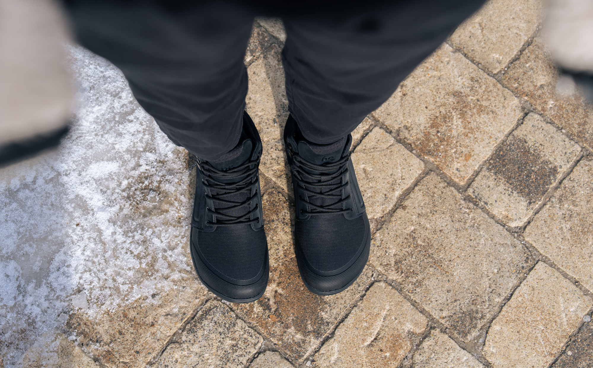 Barfußschuhe Be Lenka ArcticEdge - All Black.
    Barfußschuhe ahmen das Barfußgehen perfekt nach, so wie es die Natur vorgesehen hat    technisches Obermaterial aus strapazierfähigem Ripstop-Material + TPU + PU    wasserdichte, dampfdurchlässige Membrane und hervorragende Isolationseigenschaften (jedes Paar durchläuft einen Wasserfestigkeitstest)    vielseitige ThermoGrip Neo Wintersohle mit rutschfestem Profil und ausgezeichneter Flexibilität    Primaloft-Futter und -Fußbett kombinieren Leichtigkeit, außergewöhnliche Wärmeeigenschaften und Wasserresistenz    Widerstandsfähige Schuhspitze
Vorteile von Barfußschuhen:
    flexible Sohle    Zero Drop: Fersen- und Zehenbündigkeit für eine korrekte Körperhaltung    geräumige Zehenbox für Ihre Zehen    leichter Schuh