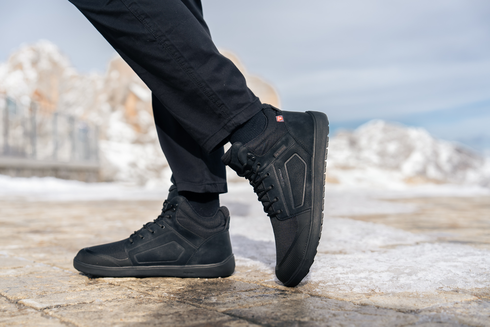 Barfußschuhe Be Lenka ArcticEdge - All Black.
    Barfußschuhe ahmen das Barfußgehen perfekt nach, so wie es die Natur vorgesehen hat    technisches Obermaterial aus strapazierfähigem Ripstop-Material + TPU + PU    wasserdichte, dampfdurchlässige Membrane und hervorragende Isolationseigenschaften (jedes Paar durchläuft einen Wasserfestigkeitstest)    vielseitige ThermoGrip Neo Wintersohle mit rutschfestem Profil und ausgezeichneter Flexibilität    Primaloft-Futter und -Fußbett kombinieren Leichtigkeit, außergewöhnliche Wärmeeigenschaften und Wasserresistenz    Widerstandsfähige Schuhspitze
Vorteile von Barfußschuhen:
    flexible Sohle    Zero Drop: Fersen- und Zehenbündigkeit für eine korrekte Körperhaltung    geräumige Zehenbox für Ihre Zehen    leichter Schuh