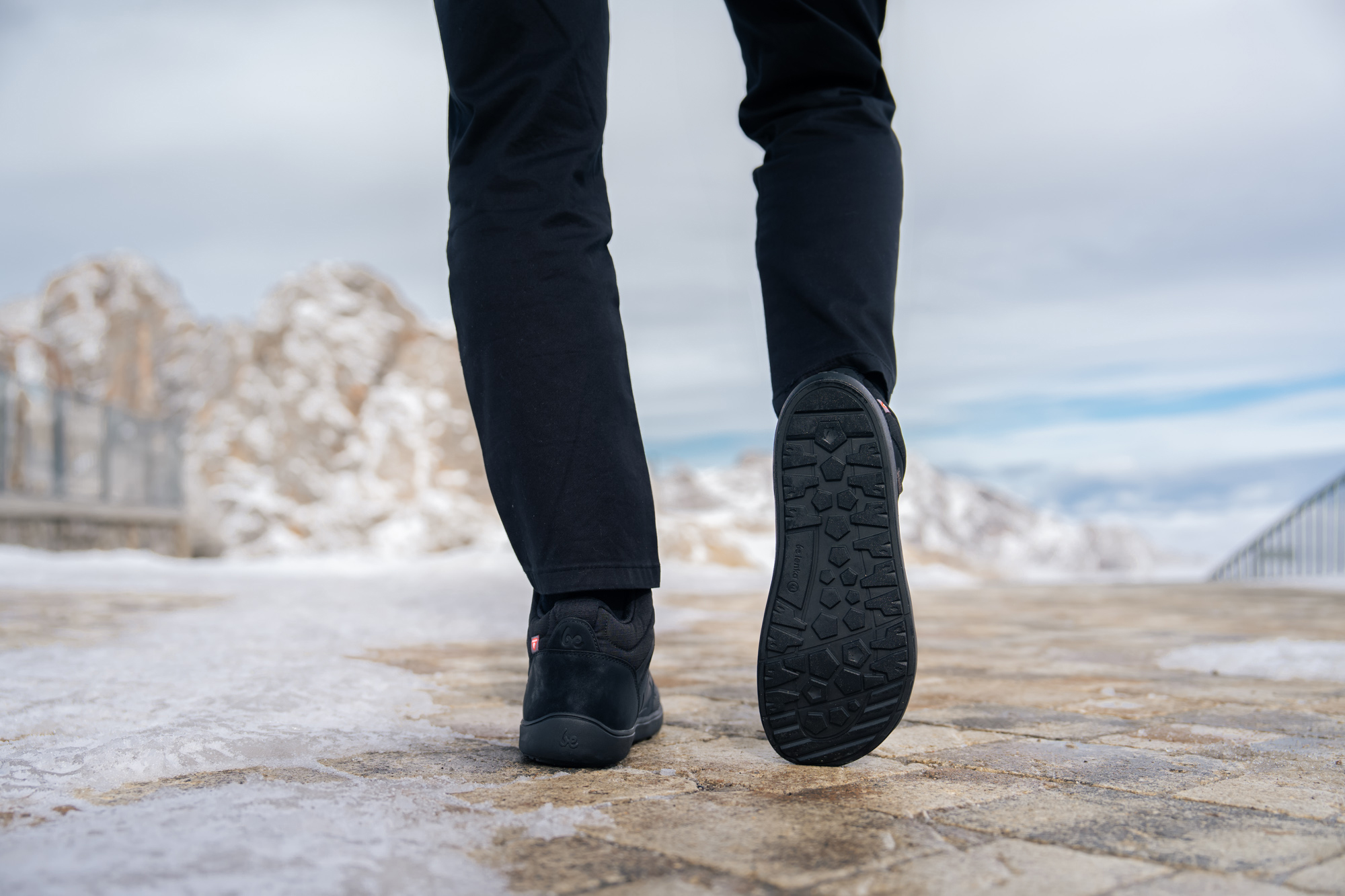 Barfußschuhe Be Lenka ArcticEdge - All Black.
    Barfußschuhe ahmen das Barfußgehen perfekt nach, so wie es die Natur vorgesehen hat    technisches Obermaterial aus strapazierfähigem Ripstop-Material + TPU + PU    wasserdichte, dampfdurchlässige Membrane und hervorragende Isolationseigenschaften (jedes Paar durchläuft einen Wasserfestigkeitstest)    vielseitige ThermoGrip Neo Wintersohle mit rutschfestem Profil und ausgezeichneter Flexibilität    Primaloft-Futter und -Fußbett kombinieren Leichtigkeit, außergewöhnliche Wärmeeigenschaften und Wasserresistenz    Widerstandsfähige Schuhspitze
Vorteile von Barfußschuhen:
    flexible Sohle    Zero Drop: Fersen- und Zehenbündigkeit für eine korrekte Körperhaltung    geräumige Zehenbox für Ihre Zehen    leichter Schuh