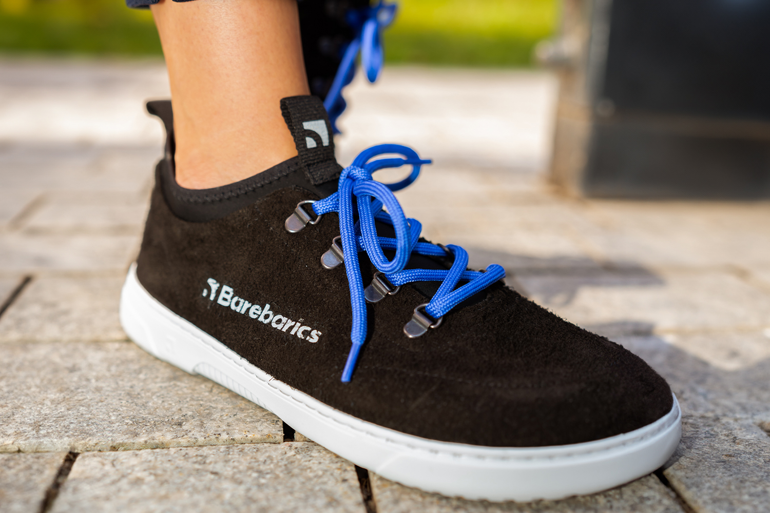 Barefoot Sneakers Barebarics Bronx - Black.
Die Barebarics-Sneaker werden nach einem umweltfreundlichen Verfahren hergestellt.
  Das Obermaterial besteht aus Leder und Textil  Das Futter ist aus Lycra und Mikrofaser  Die Sohle ist aus weichem, synthetischem Gummi mit hoher Strapazierfähigkeit hergestellt.


Barfuß-Eigenschaften
    Anatomische Form - Die Sneakers passen sich der Form der Füße an.

Mehr info

moderner Städtestilin der Europäischen Union entworfen und handgefertigt, unter Verwendung lokaler nachhaltiger Materialienhervorragende Haltbarkeit und Farbechtheit der Materialienerhältlich in den Größen 36-47 (europäische Maße)