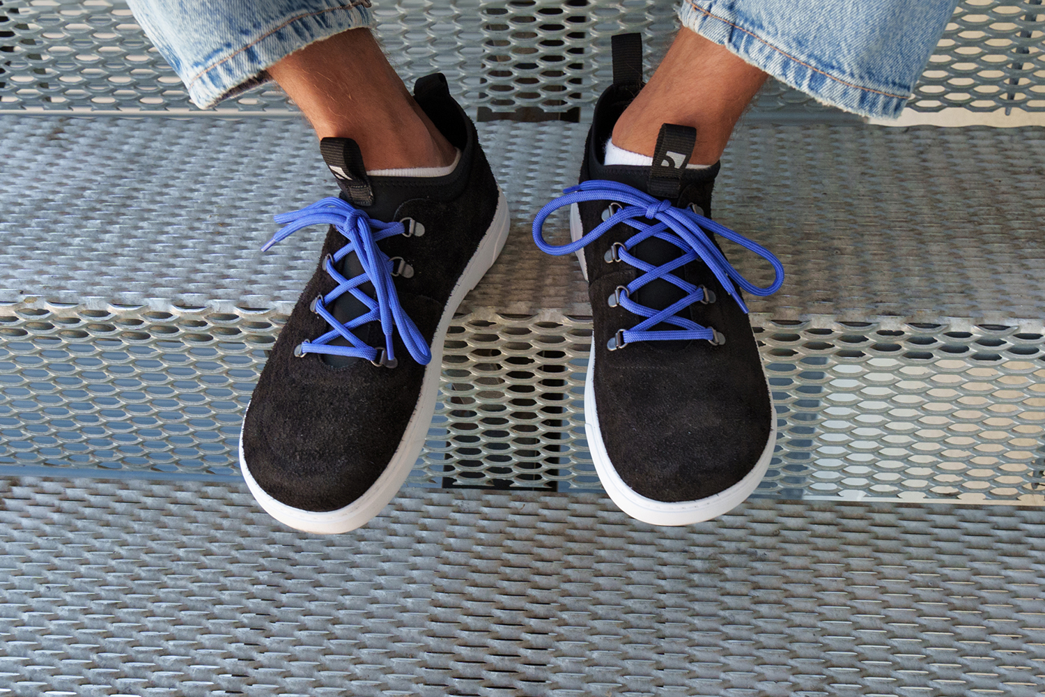 Barefoot Sneakers Barebarics Bronx - Black.
Die Barebarics-Sneaker werden nach einem umweltfreundlichen Verfahren hergestellt.
  Das Obermaterial besteht aus Leder und Textil  Das Futter ist aus Lycra und Mikrofaser  Die Sohle ist aus weichem, synthetischem Gummi mit hoher Strapazierfähigkeit hergestellt.


Barfuß-Eigenschaften
    Anatomische Form - Die Sneakers passen sich der Form der Füße an.

Mehr info

moderner Städtestilin der Europäischen Union entworfen und handgefertigt, unter Verwendung lokaler nachhaltiger Materialienhervorragende Haltbarkeit und Farbechtheit der Materialienerhältlich in den Größen 36-47 (europäische Maße)