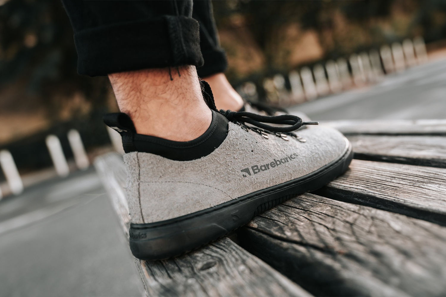 Barefoot Sneakers Barebarics Bronx - Grey.
Die Barebarics-Sneaker werden nach einem umweltfreundlichen Verfahren hergestellt.
  Das Obermaterial besteht aus Leder und Textil  Das Futter ist aus Lycra und Mikrofaser  Die Sohle ist aus weichem, synthetischem Gummi mit hoher Strapazierfähigkeit hergestellt.


Barfuß-Eigenschaften
    Anatomische Form - Die Sneakers passen sich der Form der Füße an.

Mehr info
moderner Städtestilin der Europäischen Union entworfen und handgefertigt, unter Verwendung lokaler nachhaltiger Materialienhervorragende Haltbarkeit und Farbechtheit der Materialienerhältlich in den Größen 36-47 (europäische Maße)