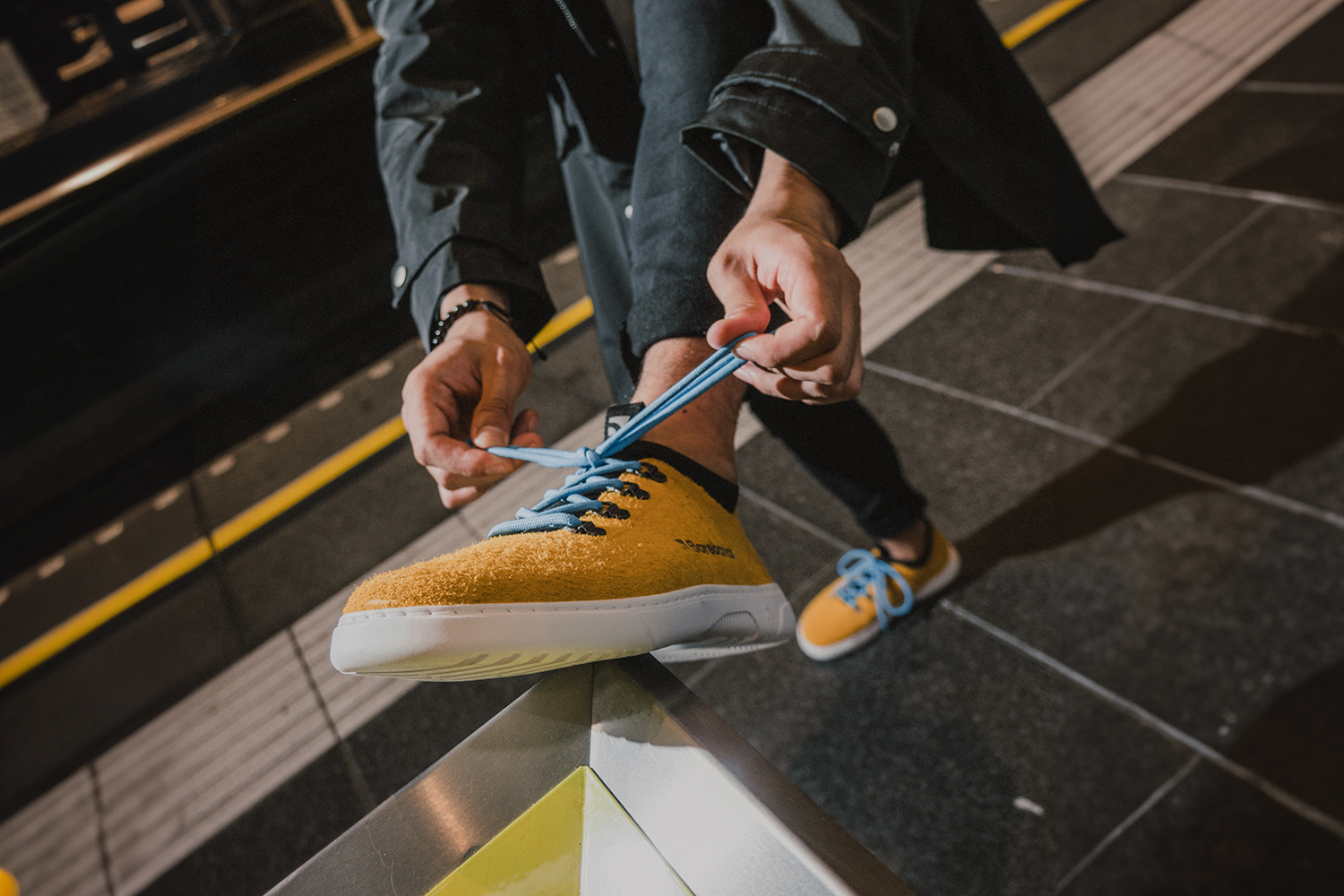 Barefoot Sneakers Barebarics Bronx - Mustard.
Die Barebarics-Sneaker werden nach einem umweltfreundlichen Verfahren hergestellt.
  Das Obermaterial besteht aus Leder und Textil  Das Futter ist aus Lycra und Mikrofaser  Die Sohle ist aus weichem, synthetischem Gummi mit hoher Strapazierfähigkeit hergestellt.


Barfuß-Eigenschaften
    Anatomische Form - Die Sneakers passen sich der Form der Füße an.

Mehr info
moderner Städtestilin der Europäischen Union entworfen und handgefertigt, unter Verwendung lokaler nachhaltiger Materialienhervorragende Haltbarkeit und Farbechtheit der Materialienerhältlich in den Größen 36-47 (europäische Maße)