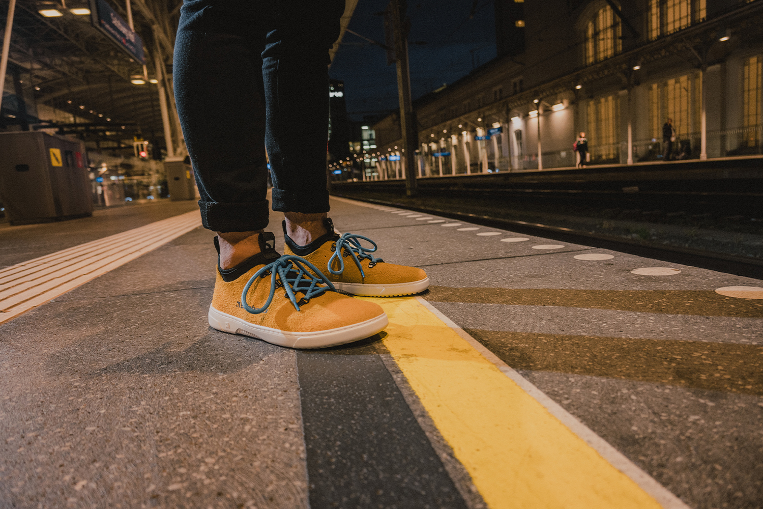 Barefoot Sneakers Barebarics Bronx - Mustard.
Die Barebarics-Sneaker werden nach einem umweltfreundlichen Verfahren hergestellt.
  Das Obermaterial besteht aus Leder und Textil  Das Futter ist aus Lycra und Mikrofaser  Die Sohle ist aus weichem, synthetischem Gummi mit hoher Strapazierfähigkeit hergestellt.


Barfuß-Eigenschaften
    Anatomische Form - Die Sneakers passen sich der Form der Füße an.

Mehr info
moderner Städtestilin der Europäischen Union entworfen und handgefertigt, unter Verwendung lokaler nachhaltiger Materialienhervorragende Haltbarkeit und Farbechtheit der Materialienerhältlich in den Größen 36-47 (europäische Maße)