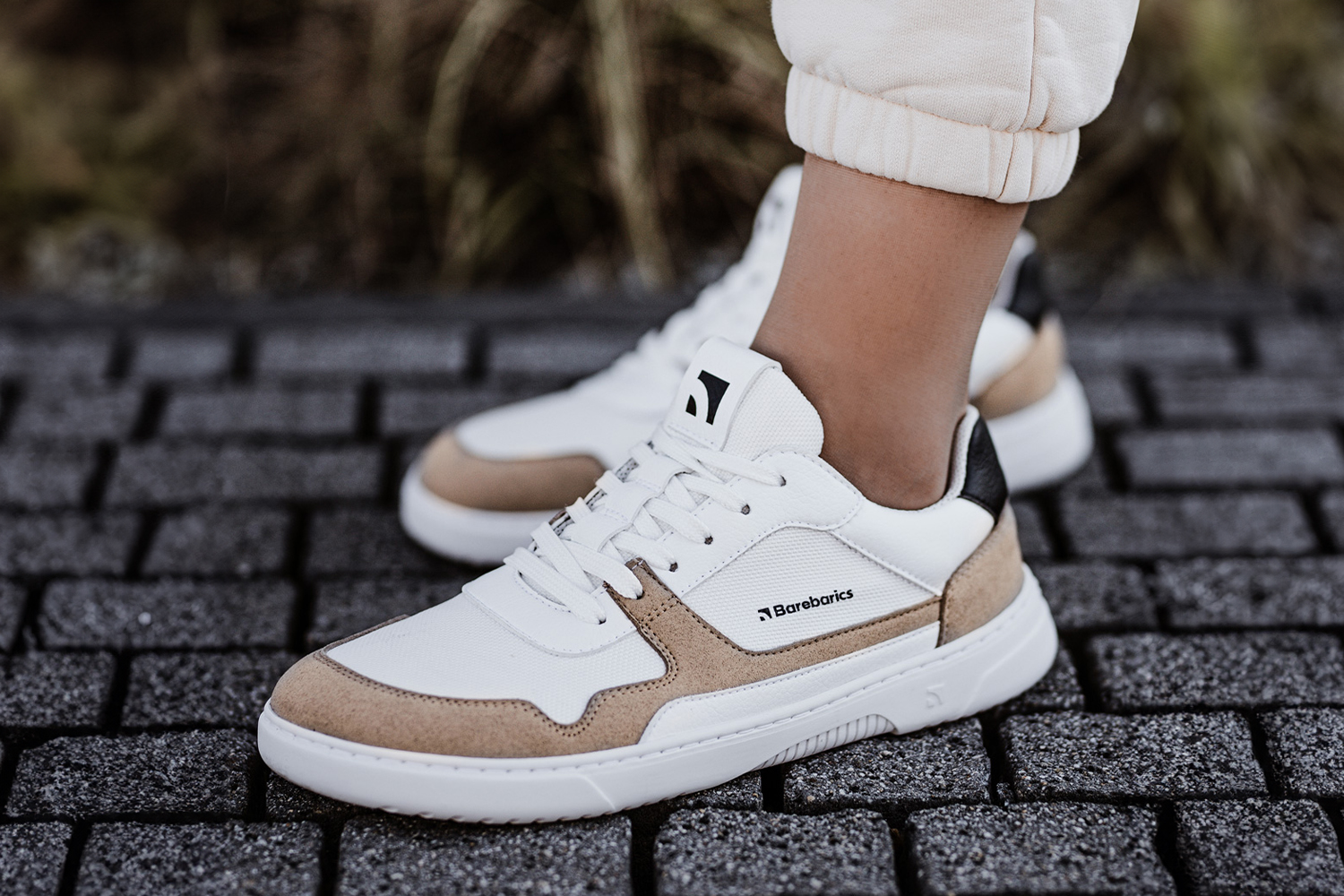 Barefoot Sneakers Barebarics Zing - White & Beige.
Anatomische Form - Die Turnschuhe passen an die Form der Füße.
Mehr info
moderner Städtestilin der Europäischen Union entworfen und handgefertigt, unter Verwendung lokaler nachhaltiger Materialienhervorragende Haltbarkeit und Farbechtheit der MaterialienDermodry Coolmax®-Technologie für kontinuierlichen Feuchtigkeitsaufnahmeerhältlich in den Größen 36-47 (europäische Maße)