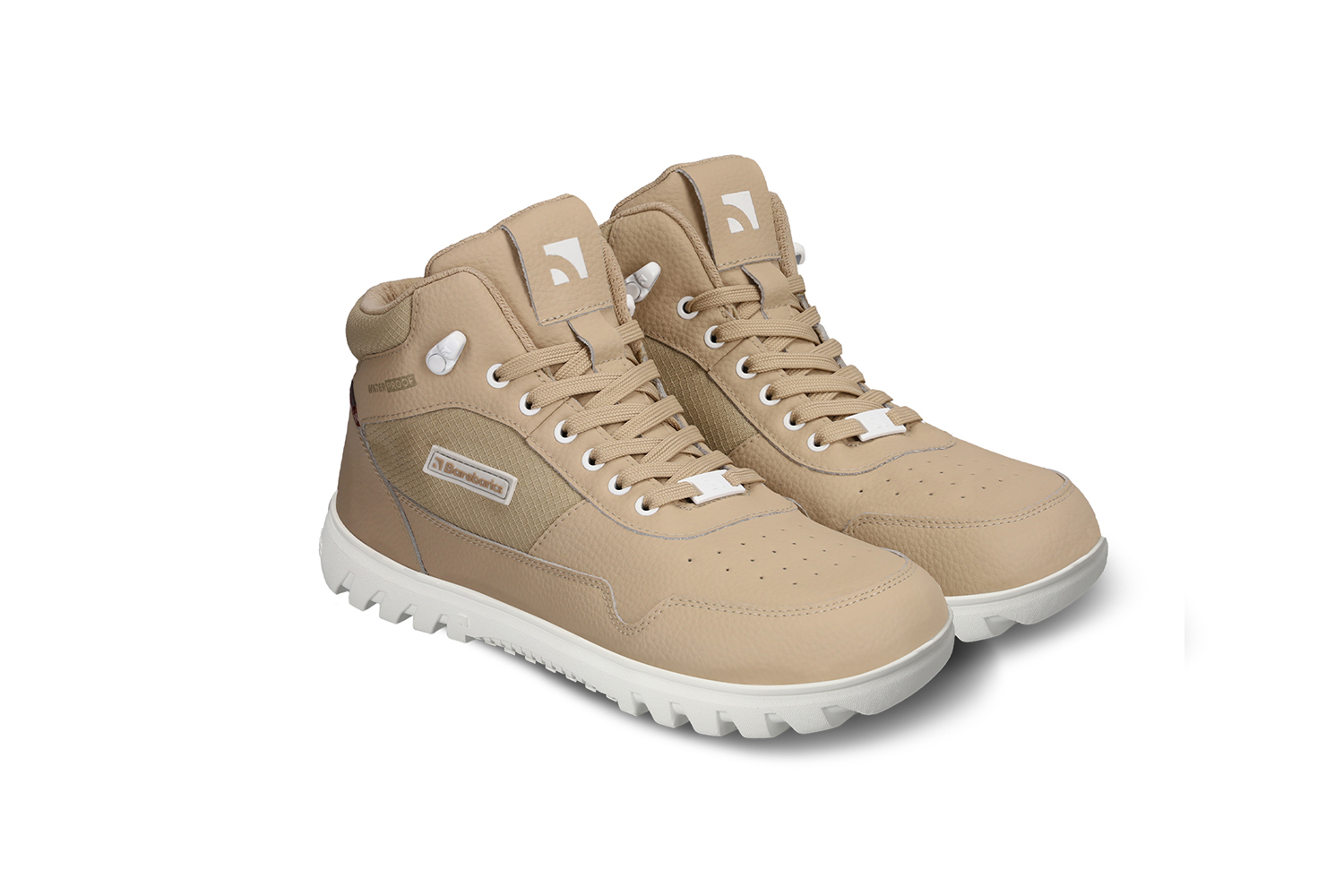 Barfußschuhe Barebarics UrbanEdge - Beige.
Barfußschuhe ahmen das Barfußgehen perfekt nach, so wie es die Natur vorgesehen hatwasserdichte, dampfdurchlässige Membran (jedes Paar besteht einen Wasserfestigkeitstest)Die Barebarics PowerGrip-Außensohle verfügt über ein Profil, das den Gang unterstützt und ein Ausrutschen verhindertDie verwendete Primaloft-Technologie ist das absolute Spitzenprodukt im Bereich der WärmeisolierungBarebarics-Logo auf dem Schuh, den Haken, den Schnürsenkeln und der SohleTaschenzunge sorgt für leichtes Anziehen und verhindert das Eindringen von Schnee oder SchmutzUnisex-Barfußschuhe für die kältesten Tagefür maximalen Komfort empfehlen wir die Kombination mit Baumwollsocken
Vorteile von Barfußschuhen:
flexible SohleZero Drop: Ferse und Zehen in einer Ebene für eine korrekte Haltunggeräumige Zehenbox für Ihre ZehenLeichter Schuh