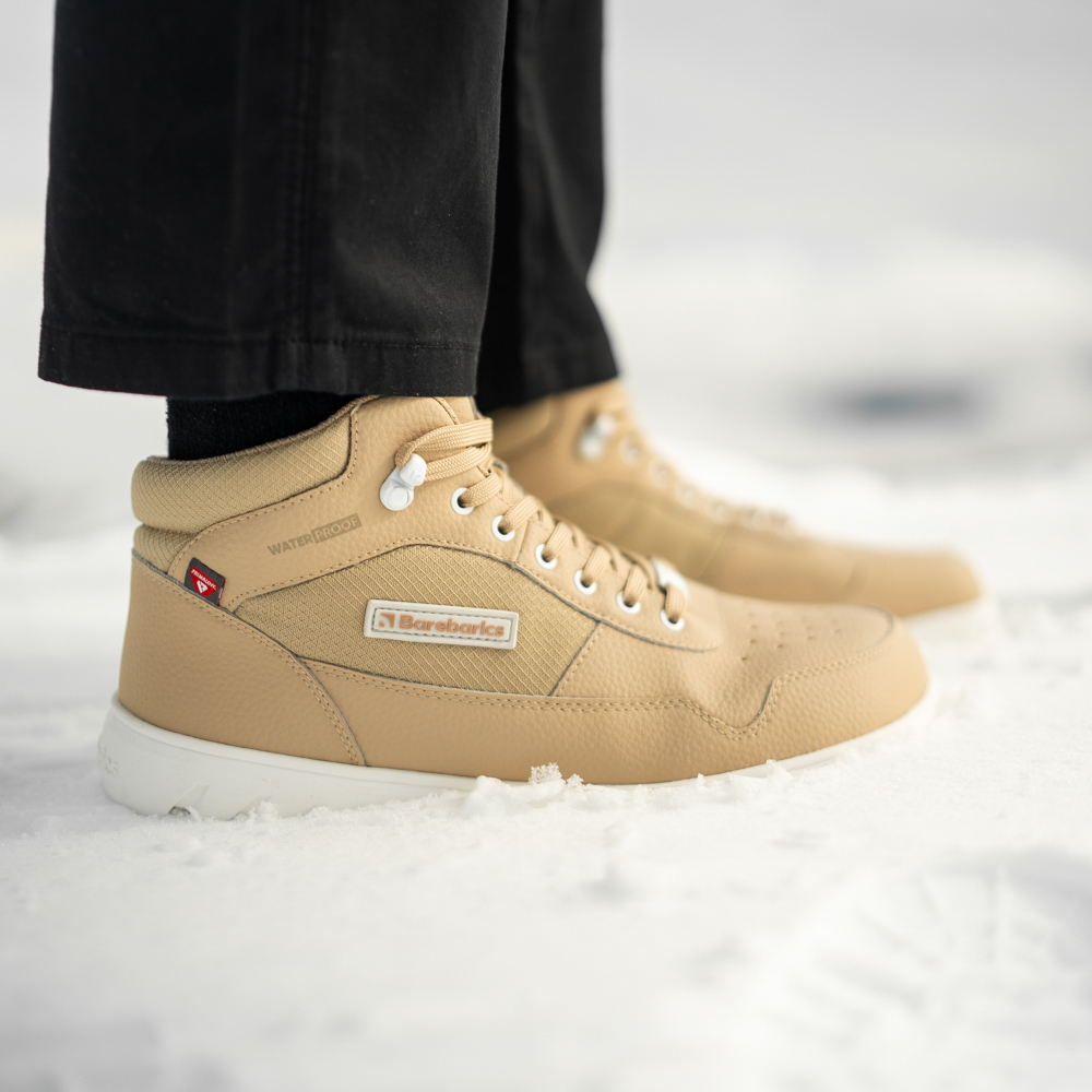 Barfußschuhe Barebarics UrbanEdge - Beige.
Barfußschuhe ahmen das Barfußgehen perfekt nach, so wie es die Natur vorgesehen hatwasserdichte, dampfdurchlässige Membran (jedes Paar besteht einen Wasserfestigkeitstest)Die Barebarics PowerGrip-Außensohle verfügt über ein Profil, das den Gang unterstützt und ein Ausrutschen verhindertDie verwendete Primaloft-Technologie ist das absolute Spitzenprodukt im Bereich der WärmeisolierungBarebarics-Logo auf dem Schuh, den Haken, den Schnürsenkeln und der SohleTaschenzunge sorgt für leichtes Anziehen und verhindert das Eindringen von Schnee oder SchmutzUnisex-Barfußschuhe für die kältesten Tagefür maximalen Komfort empfehlen wir die Kombination mit Baumwollsocken
Vorteile von Barfußschuhen:
flexible SohleZero Drop: Ferse und Zehen in einer Ebene für eine korrekte Haltunggeräumige Zehenbox für Ihre ZehenLeichter Schuh