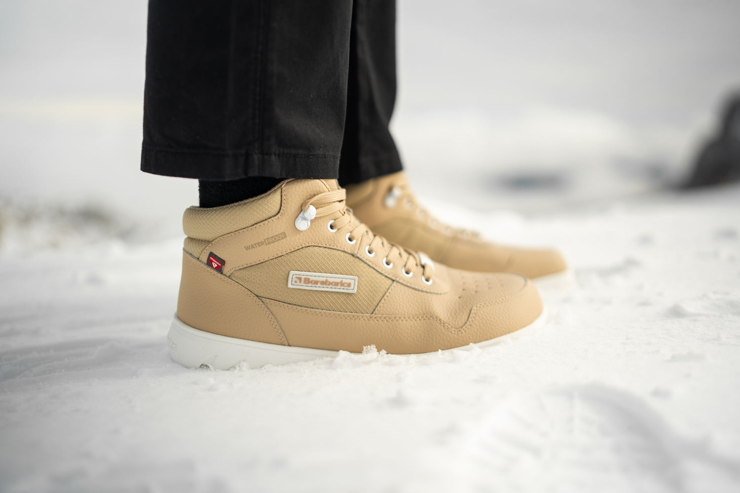 Barfußschuhe Barebarics UrbanEdge - Beige.
Barfußschuhe ahmen das Barfußgehen perfekt nach, so wie es die Natur vorgesehen hatwasserdichte, dampfdurchlässige Membran (jedes Paar besteht einen Wasserfestigkeitstest)Die Barebarics PowerGrip-Außensohle verfügt über ein Profil, das den Gang unterstützt und ein Ausrutschen verhindertDie verwendete Primaloft-Technologie ist das absolute Spitzenprodukt im Bereich der WärmeisolierungBarebarics-Logo auf dem Schuh, den Haken, den Schnürsenkeln und der SohleTaschenzunge sorgt für leichtes Anziehen und verhindert das Eindringen von Schnee oder SchmutzUnisex-Barfußschuhe für die kältesten Tagefür maximalen Komfort empfehlen wir die Kombination mit Baumwollsocken
Vorteile von Barfußschuhen:
flexible SohleZero Drop: Ferse und Zehen in einer Ebene für eine korrekte Haltunggeräumige Zehenbox für Ihre ZehenLeichter Schuh