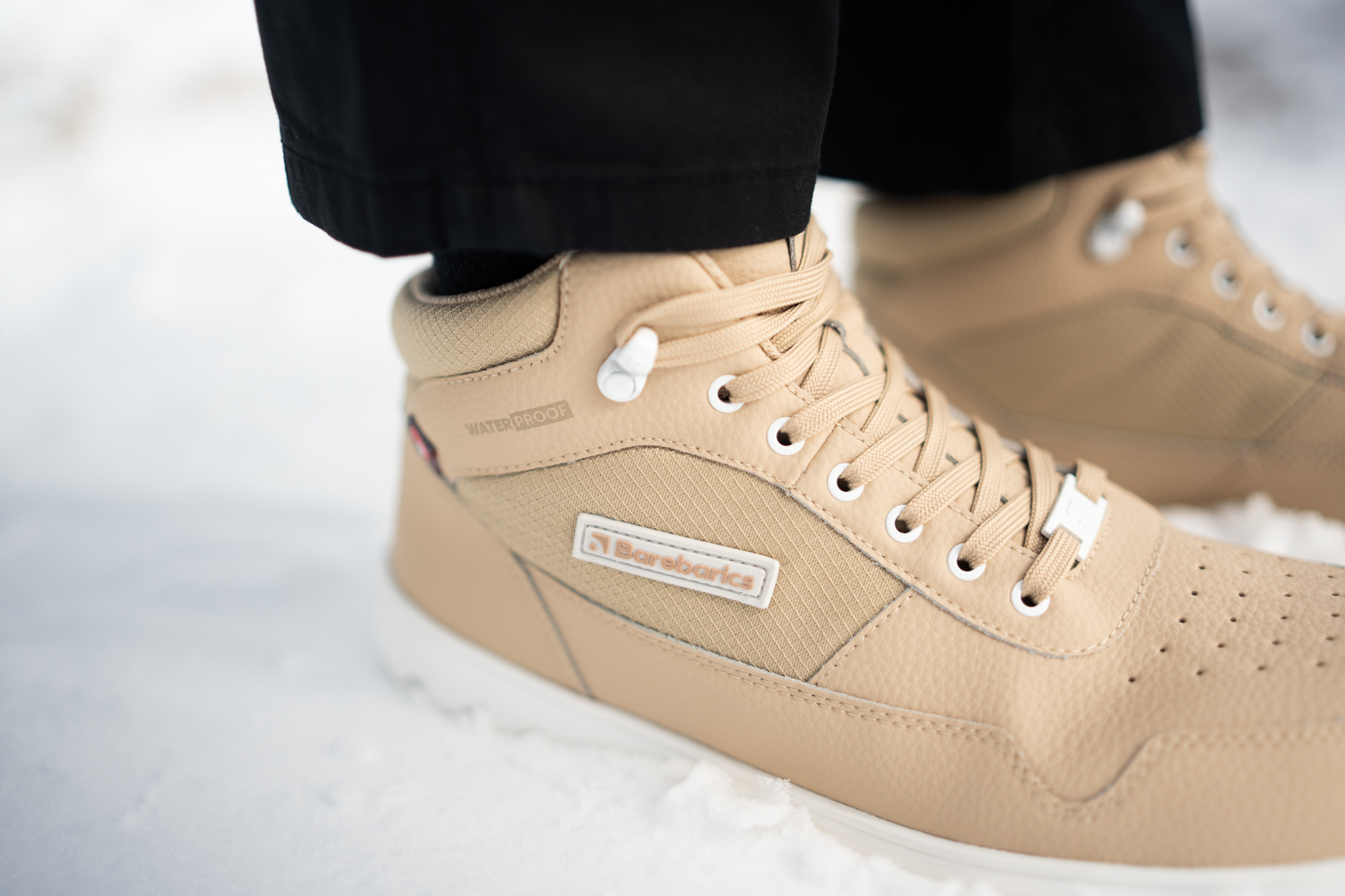 Barfußschuhe Barebarics UrbanEdge - Beige.
Barfußschuhe ahmen das Barfußgehen perfekt nach, so wie es die Natur vorgesehen hatwasserdichte, dampfdurchlässige Membran (jedes Paar besteht einen Wasserfestigkeitstest)Die Barebarics PowerGrip-Außensohle verfügt über ein Profil, das den Gang unterstützt und ein Ausrutschen verhindertDie verwendete Primaloft-Technologie ist das absolute Spitzenprodukt im Bereich der WärmeisolierungBarebarics-Logo auf dem Schuh, den Haken, den Schnürsenkeln und der SohleTaschenzunge sorgt für leichtes Anziehen und verhindert das Eindringen von Schnee oder SchmutzUnisex-Barfußschuhe für die kältesten Tagefür maximalen Komfort empfehlen wir die Kombination mit Baumwollsocken
Vorteile von Barfußschuhen:
flexible SohleZero Drop: Ferse und Zehen in einer Ebene für eine korrekte Haltunggeräumige Zehenbox für Ihre ZehenLeichter Schuh