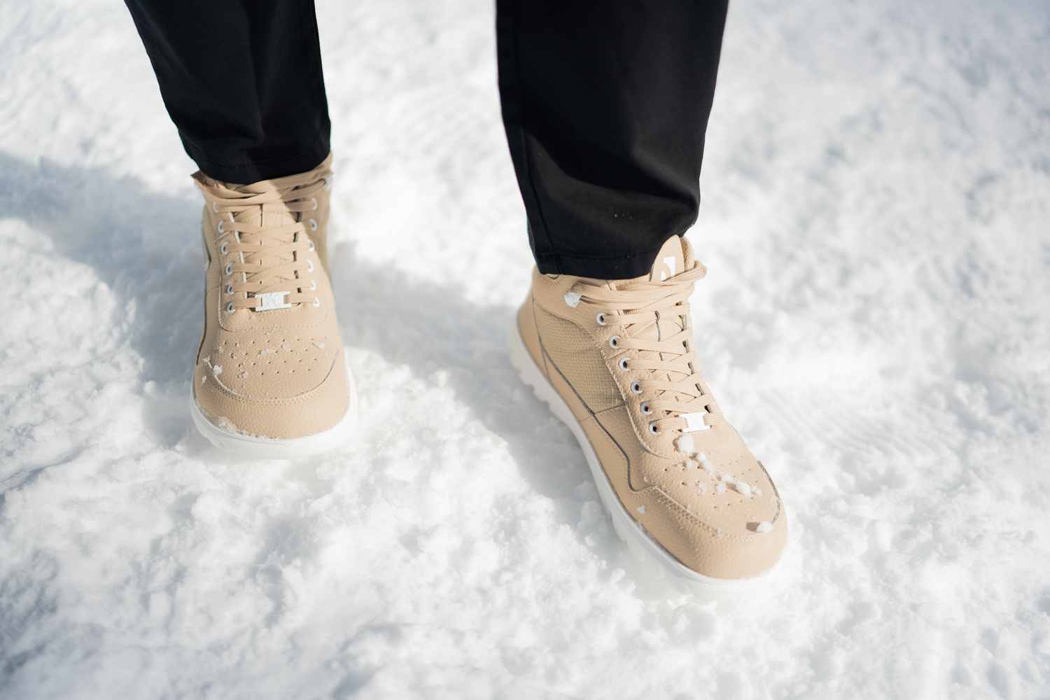 Barfußschuhe Barebarics UrbanEdge - Beige.
Barfußschuhe ahmen das Barfußgehen perfekt nach, so wie es die Natur vorgesehen hatwasserdichte, dampfdurchlässige Membran (jedes Paar besteht einen Wasserfestigkeitstest)Die Barebarics PowerGrip-Außensohle verfügt über ein Profil, das den Gang unterstützt und ein Ausrutschen verhindertDie verwendete Primaloft-Technologie ist das absolute Spitzenprodukt im Bereich der WärmeisolierungBarebarics-Logo auf dem Schuh, den Haken, den Schnürsenkeln und der SohleTaschenzunge sorgt für leichtes Anziehen und verhindert das Eindringen von Schnee oder SchmutzUnisex-Barfußschuhe für die kältesten Tagefür maximalen Komfort empfehlen wir die Kombination mit Baumwollsocken
Vorteile von Barfußschuhen:
flexible SohleZero Drop: Ferse und Zehen in einer Ebene für eine korrekte Haltunggeräumige Zehenbox für Ihre ZehenLeichter Schuh