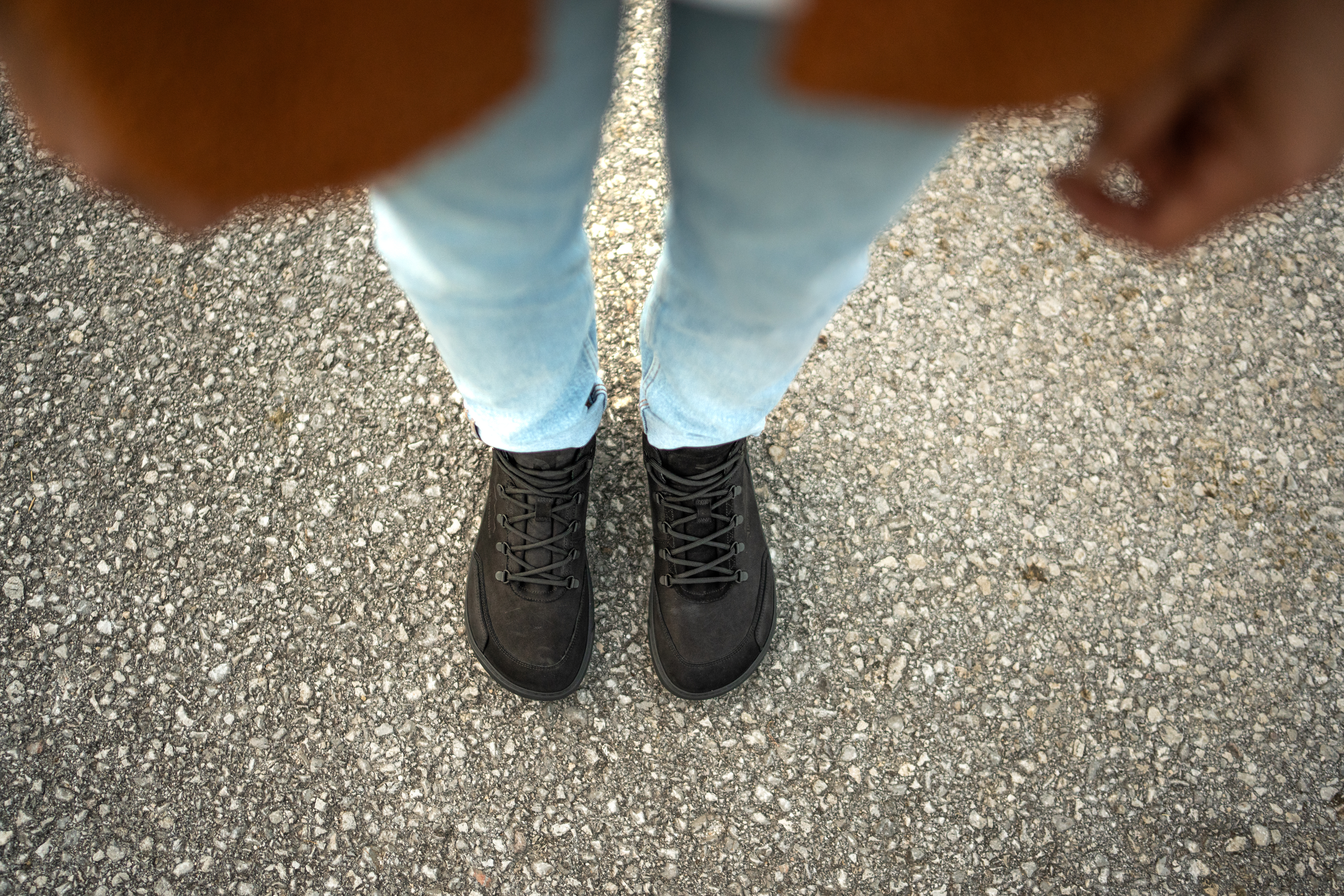 Barefoot Sneakers Barebarics Element - All Black.
Die Barebarics-Sneaker werden nach einem umweltfreundlichen Verfahren hergestellt.
  Das Obermaterial besteht aus Nubukleder mit einer hydrophoben Ausrüstung, die Wasser sehr gut abweist.

Barfuß-Eigenschaften
    Anatomische Form - Die Sneakers passen sich der Form der Füße an.

Mehr info
moderner Städtestilin der Europäischen Union entworfen und handgefertigt, unter Verwendung lokaler nachhaltiger Materialienhervorragende Haltbarkeit und Farbechtheit der MaterialienDermodry Coolmax®-Technologie für kontinuierlichen Feuchtigkeitsaufnahmeerhältlich in den Größen 36-47 (europäische Maße)