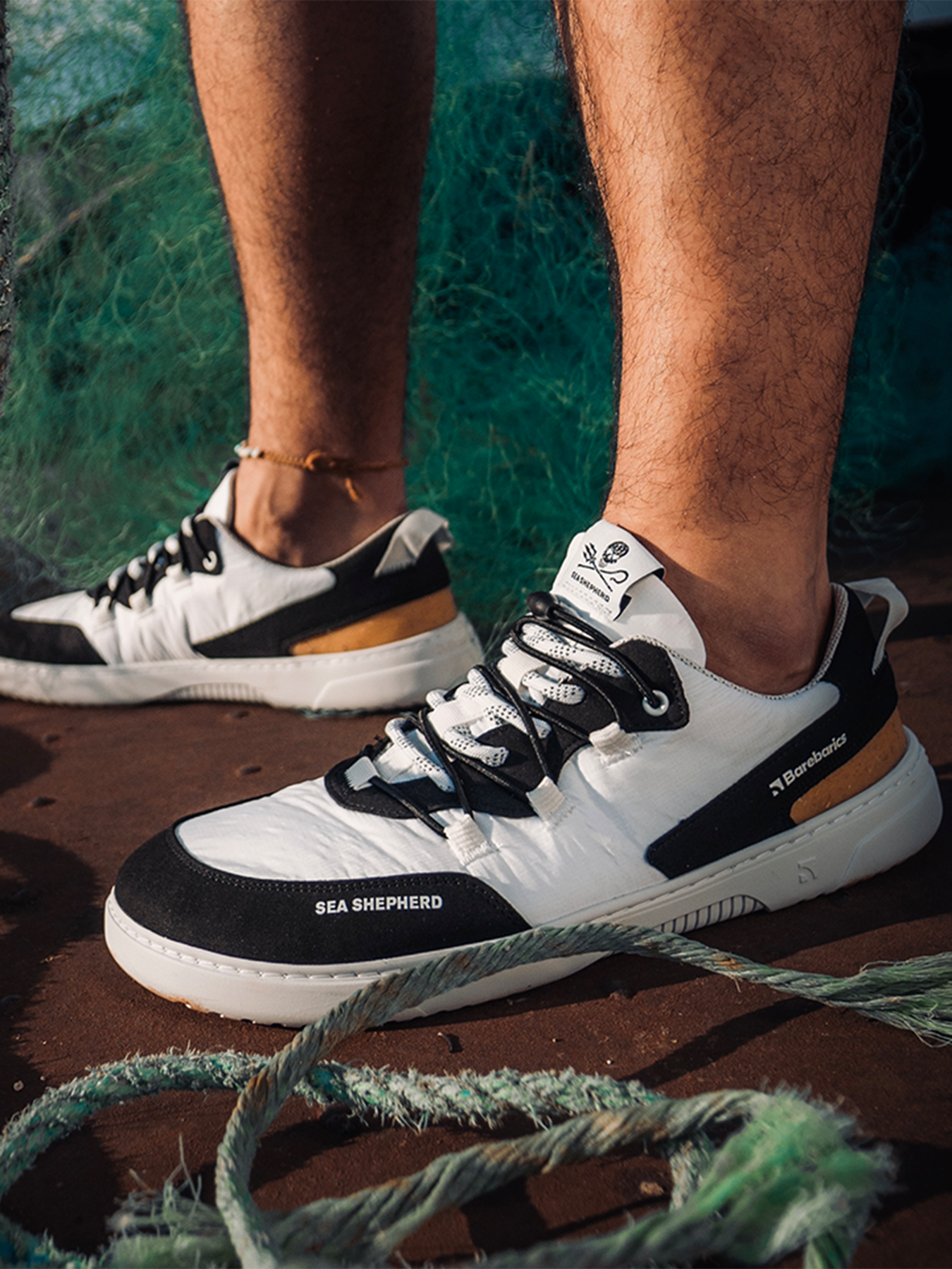Barefoot Sneakers Barebarics Revive X Sea Shepherd - Orca.
Bei der Herstellung wurden nachhaltige und vegane Materialien mit hervorragender Farbechtheit, Atmungsaktivität und Reiß- und Abriebfestigkeit verwendet.
Das Obermaterial besteht aus Mikrofaser und Polyester.
Barfuß-Eigenschaften
Anatomische Form - Die Turnschuhe passen an die Form der Füße.
Mehr info
moderner Städtestilin der Europäischen Union entworfen und handgefertigt, unter Verwendung lokaler nachhaltiger Materialienhervorragende Haltbarkeit und Farbechtheit der MaterialienDermodry Coolmax®-Technologie für kontinuierlichen Feuchtigkeitsaufnahmeerhältlich in den Größen 36-47 (europäische Maße)EAN/SKU: %eanorsku%
